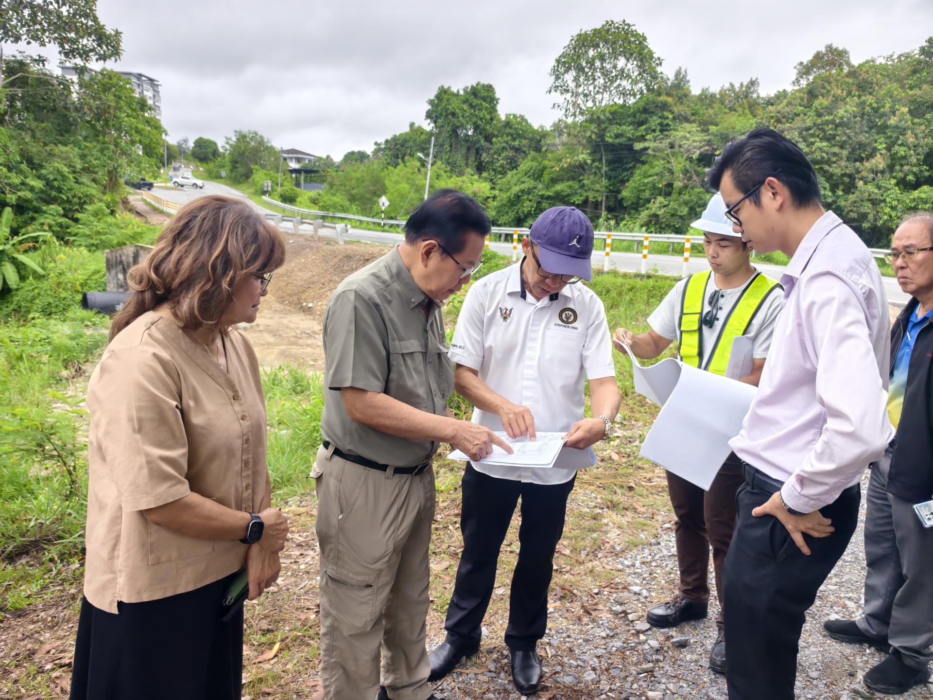 砂交通部长拿督斯里李景胜（左2）巡视旧廉律路水土流失及路陷情况时，听取美里省公共工程局局长翁能辉及助理工程师蔡忠恩（右）等汇报。左为甲必丹余继香。