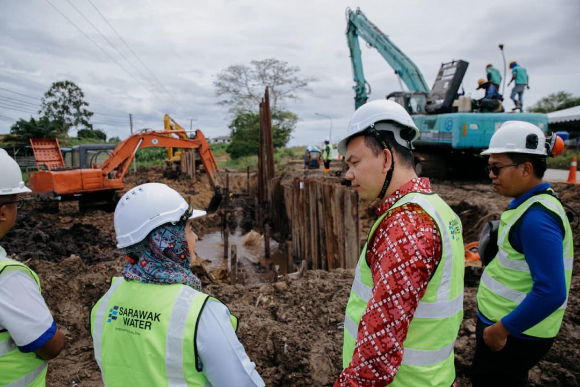 赵俊文巡视美民公路7哩主输水管抢修工程现场，了解维修进展情况。