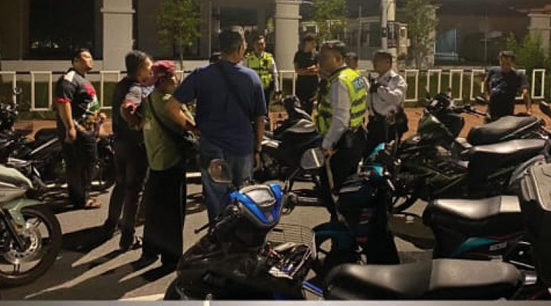 警方接获投报后快速行动，当场捉拿非法飙摩嫌犯和扣押6辆摩托车。
