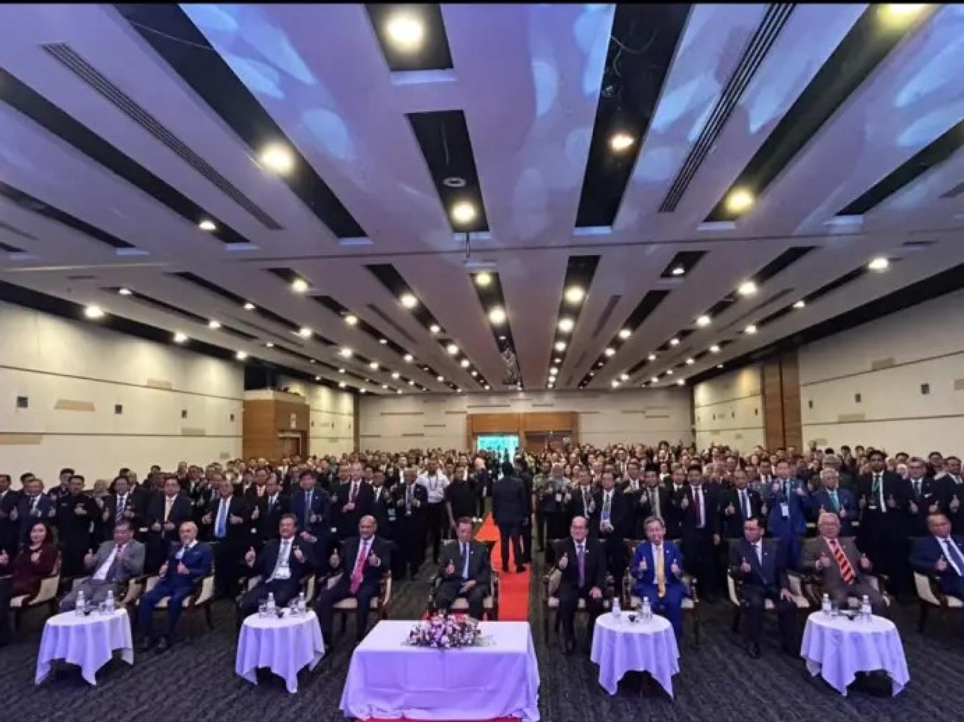 砂拉越总理阿邦佐哈里（中坐者）与嘉宾们出席在古晋婆罗洲会议中心举行的马来西亚首个世界经济论坛（WEF）转型工业集群（TIC）启动仪式。