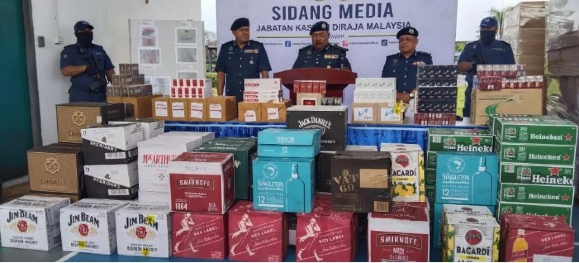 砂拉越皇家关税局成功瓦解一个利用空置住宅及仓库储存走私货物，并通过快递服务使用虚假收件人资料运送毒品的走私集团，在民都鲁侦破总值739万令吉的走私案。