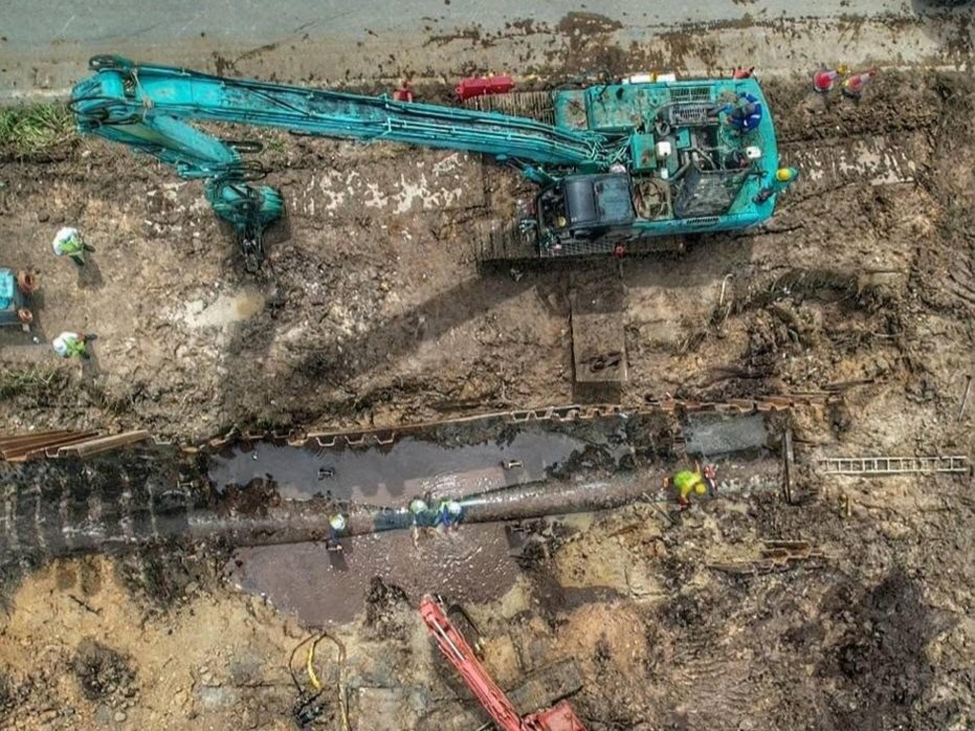 美民公路7哩处今早的1100毫米主输水管抢修工程情况。