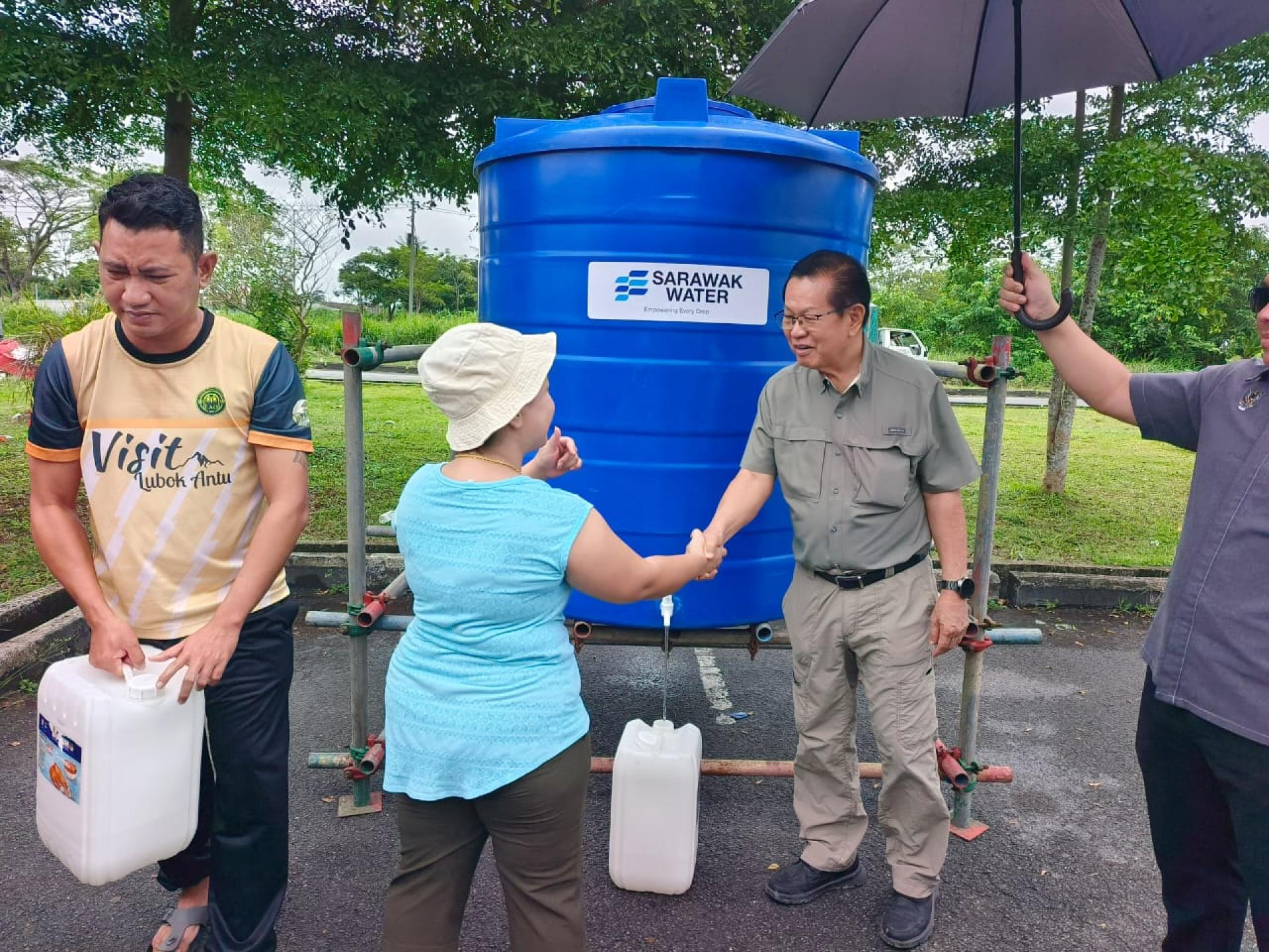 李景胜与居民交流，听取民众对临时供水措施的意见与反馈。 p260611llm05e●