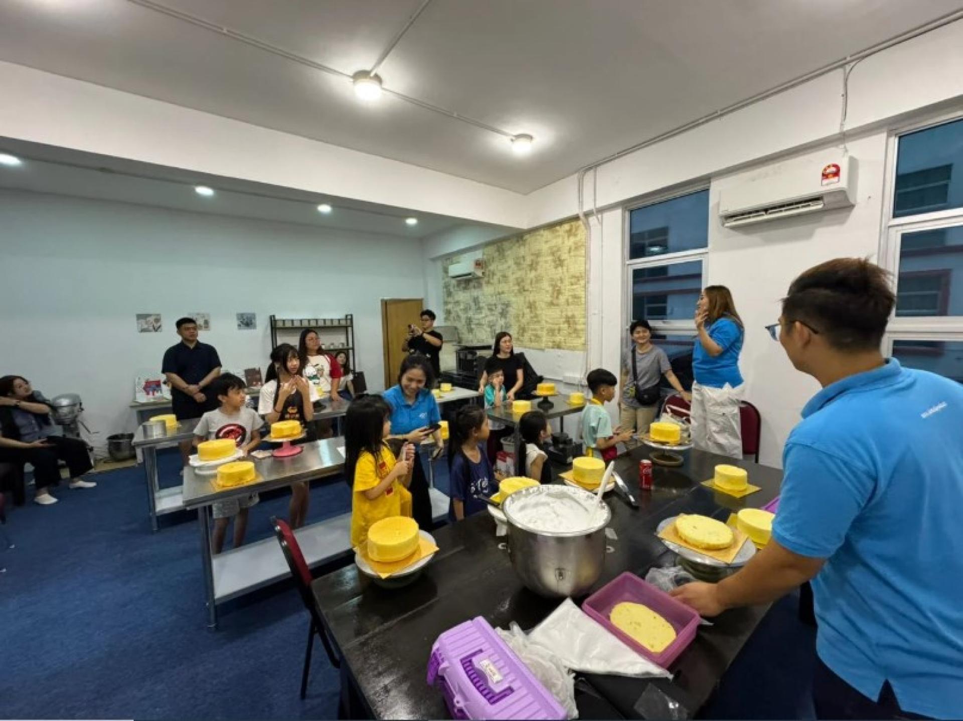 蛋糕装饰工作坊进行时，参与者认真学习制作技巧。