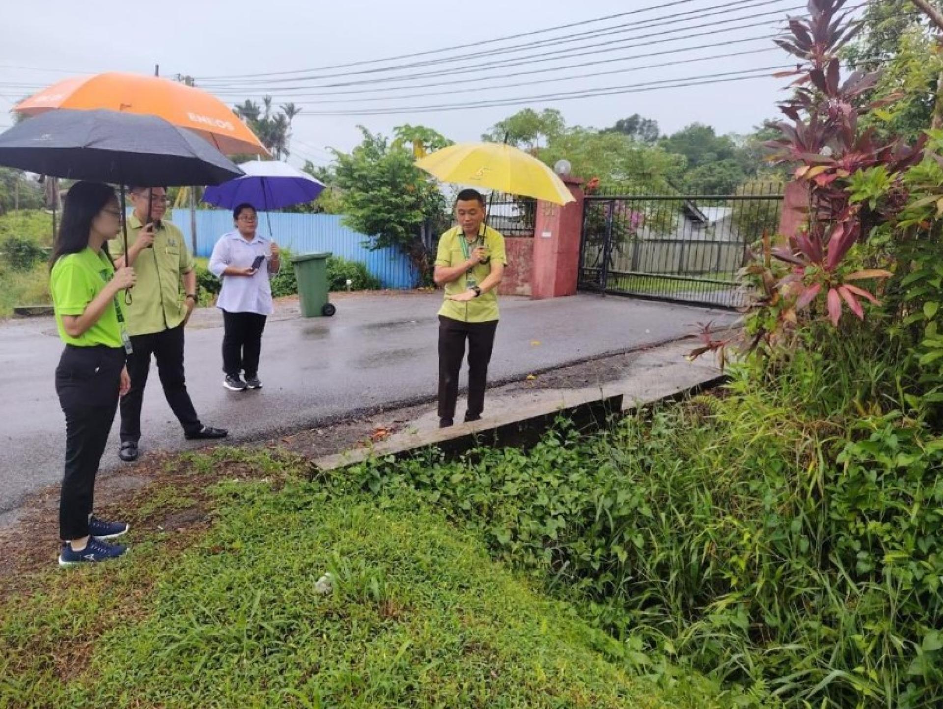 Alvin Chong Nyuk Fah（右）与Leng Chai Mendu（左2）巡视森美巴路一带的环境维护情况。
