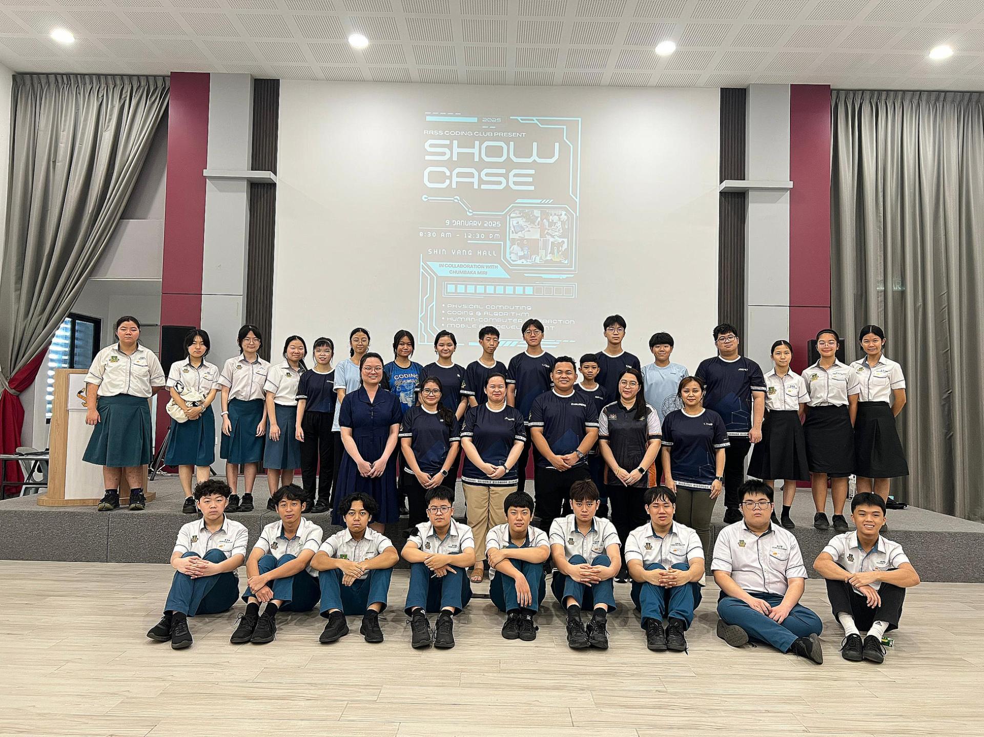 编码学会年度展示会圆满结束，学生们与负责老师（第二排左起）黄舒章老师、安吉拉老师、黄祖盈老师、瑞安老师、克里斯塔贝拉老师及乔治娅老师合影。