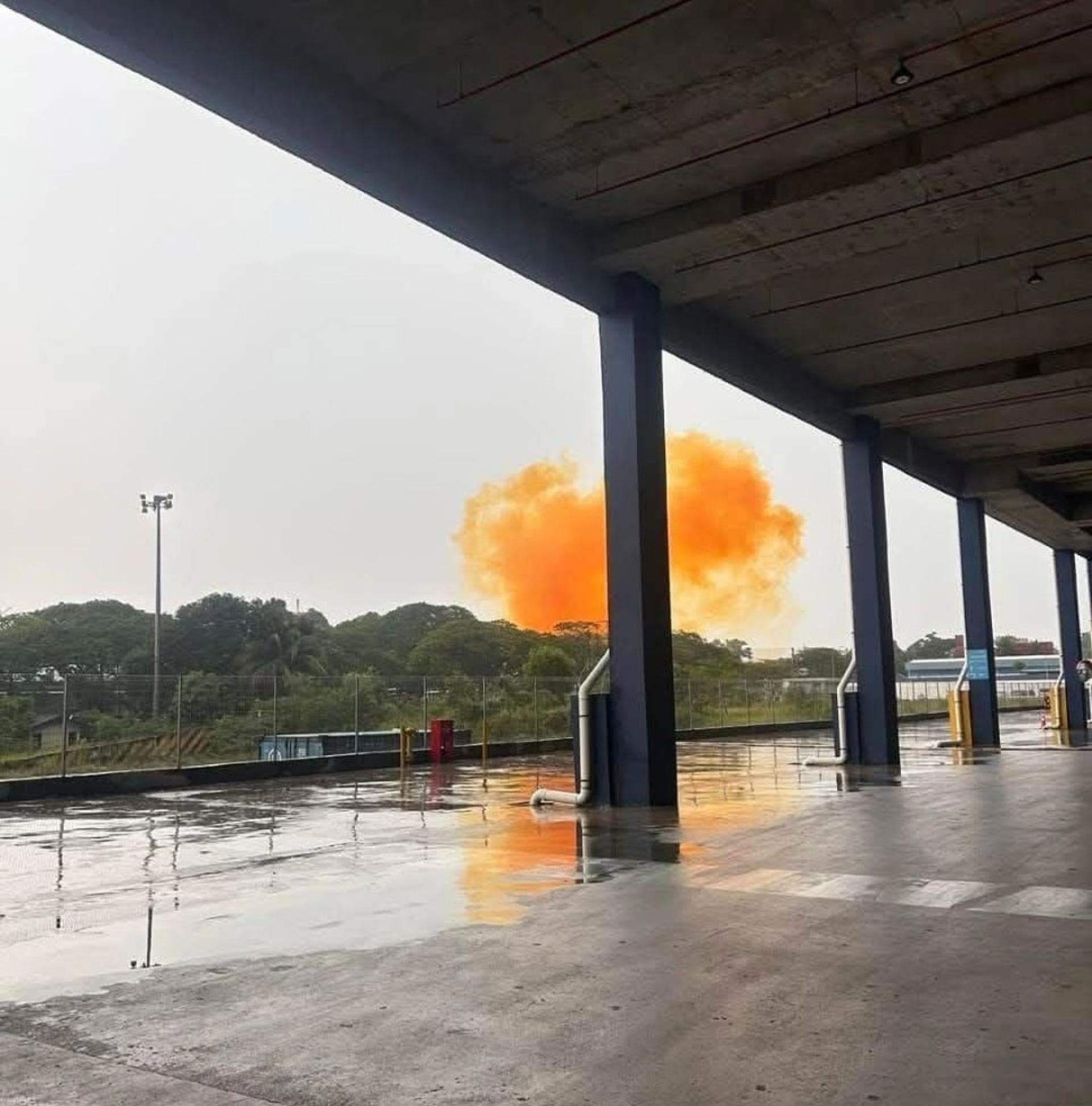 巴西古当工业区惊现橙色烟雾，当局调查空气污染事件。