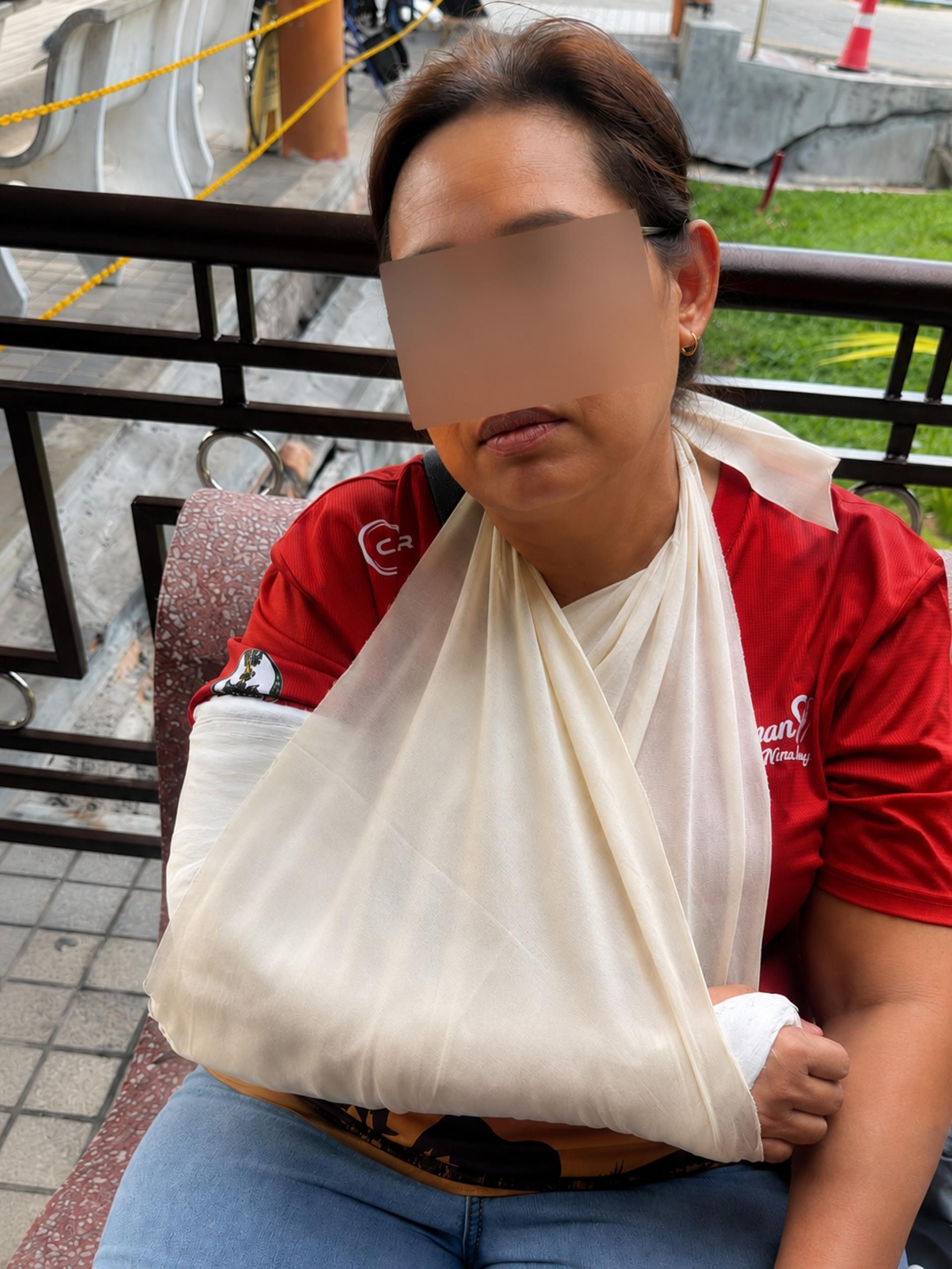 布里斯蒂维达琳参与登山活动后，在返程途中遇车祸受伤，她符合资格获得社险机构的“全天候保障计划”赔偿。