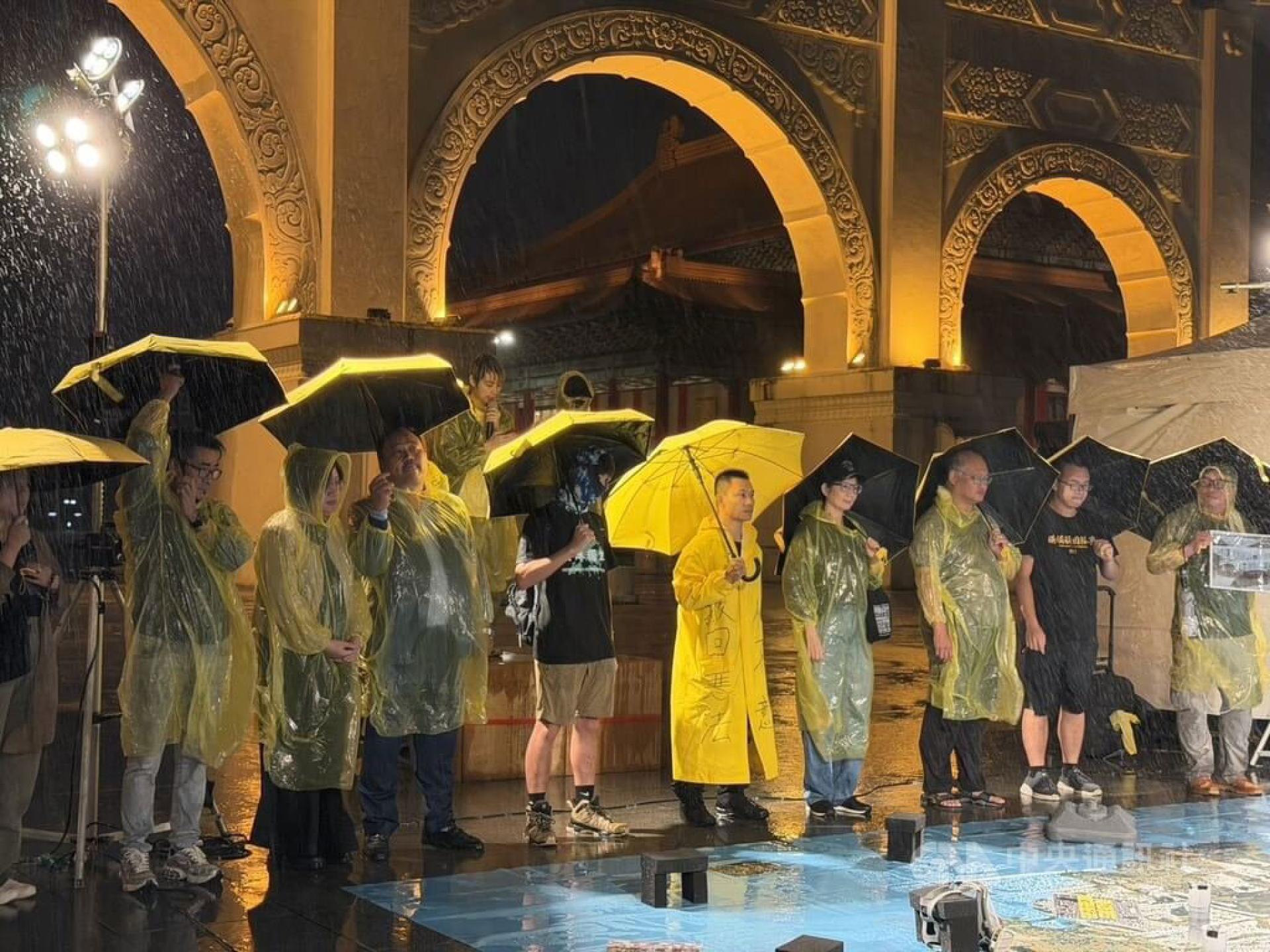 主办方不畏风雨，仍照常举行活动。（图：中央社）