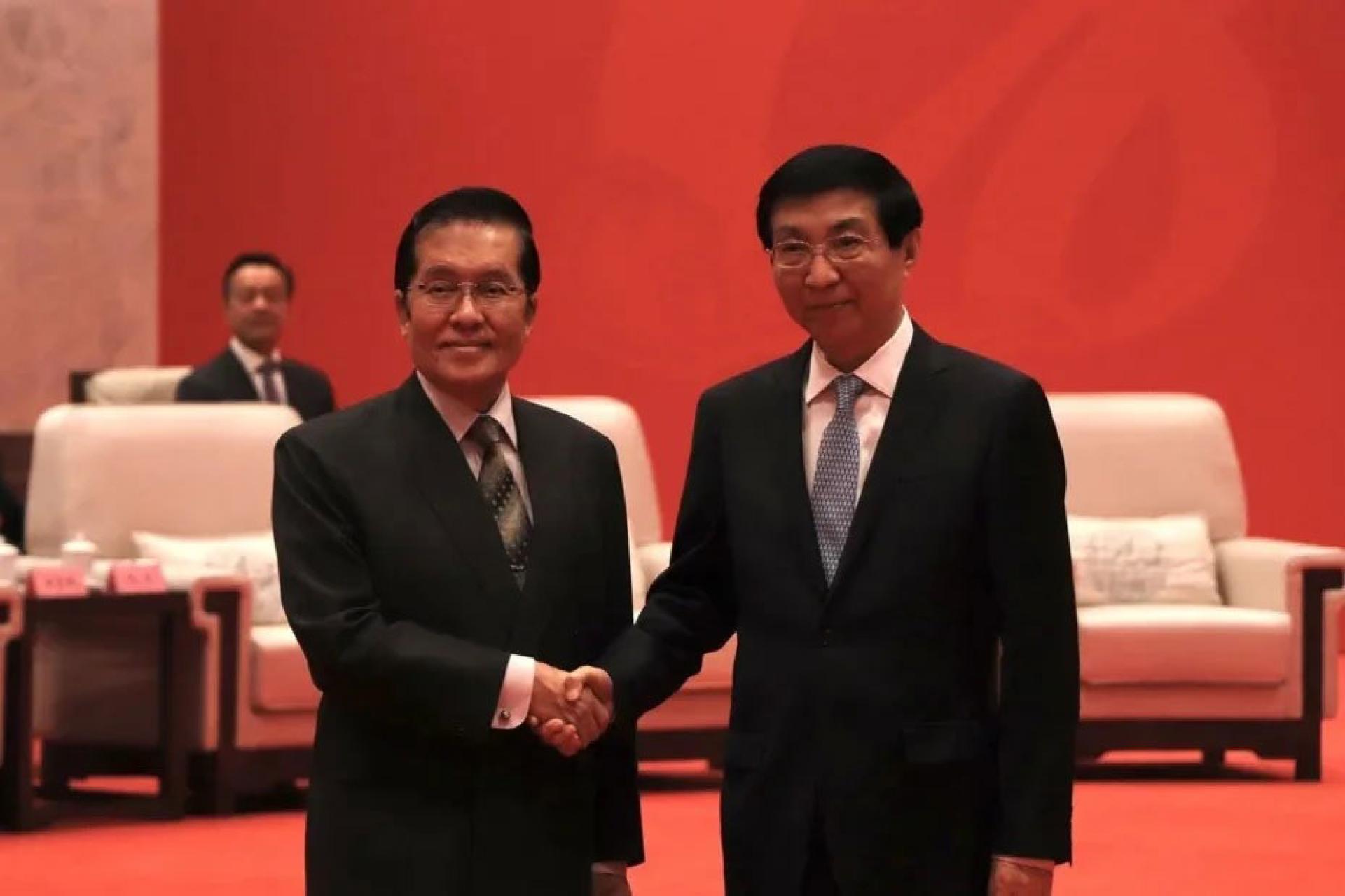 王沪宁（右）会见张荣恭。（图：联合报）