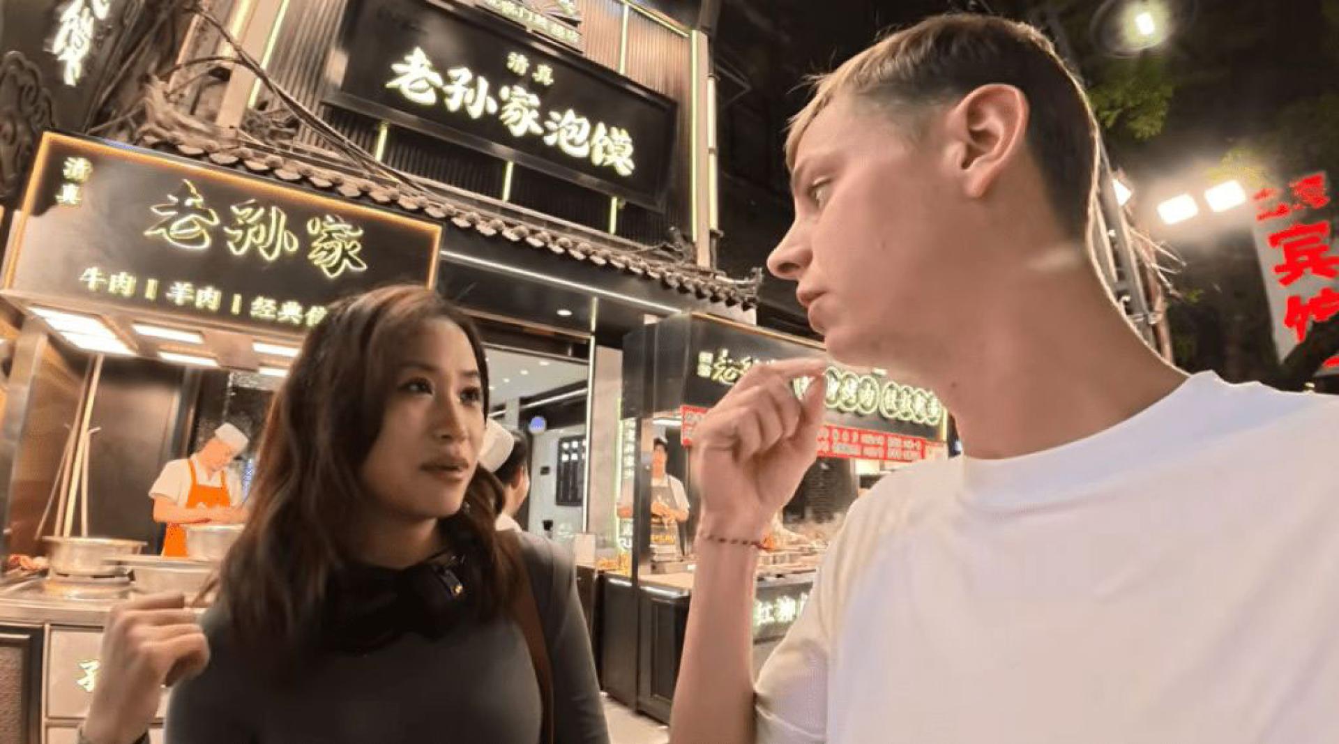涉事英语教师主动上前搭讪充当向导。