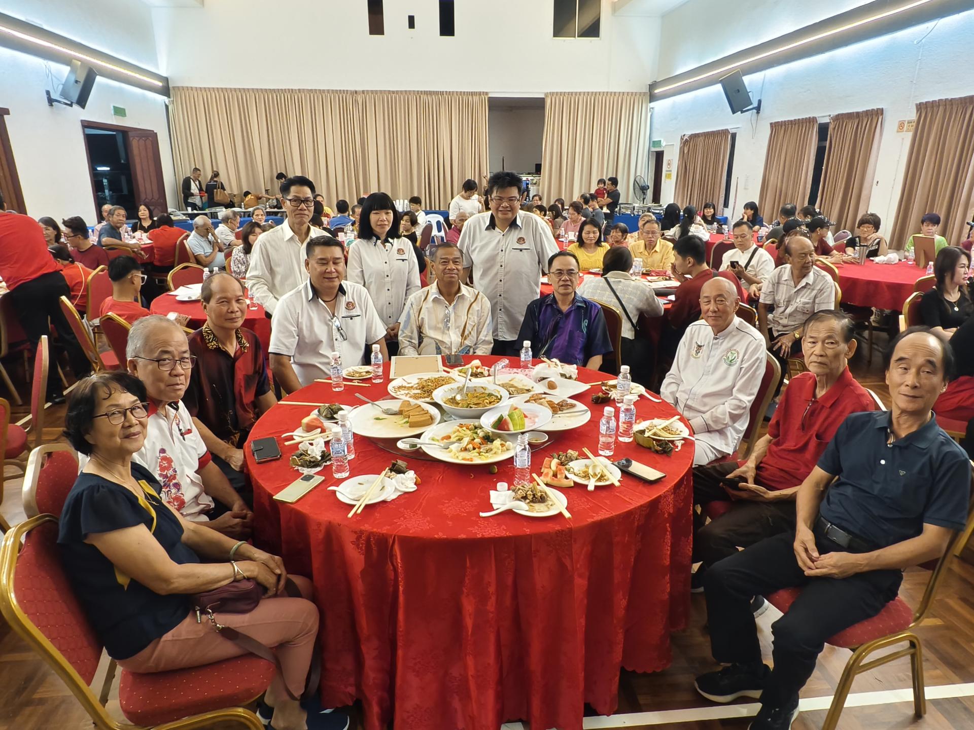 主宾桌嘉宾在晚宴上合影留念。中为主宾砂拉越广东乡团联合会会长拿督斯里甘保祥。
