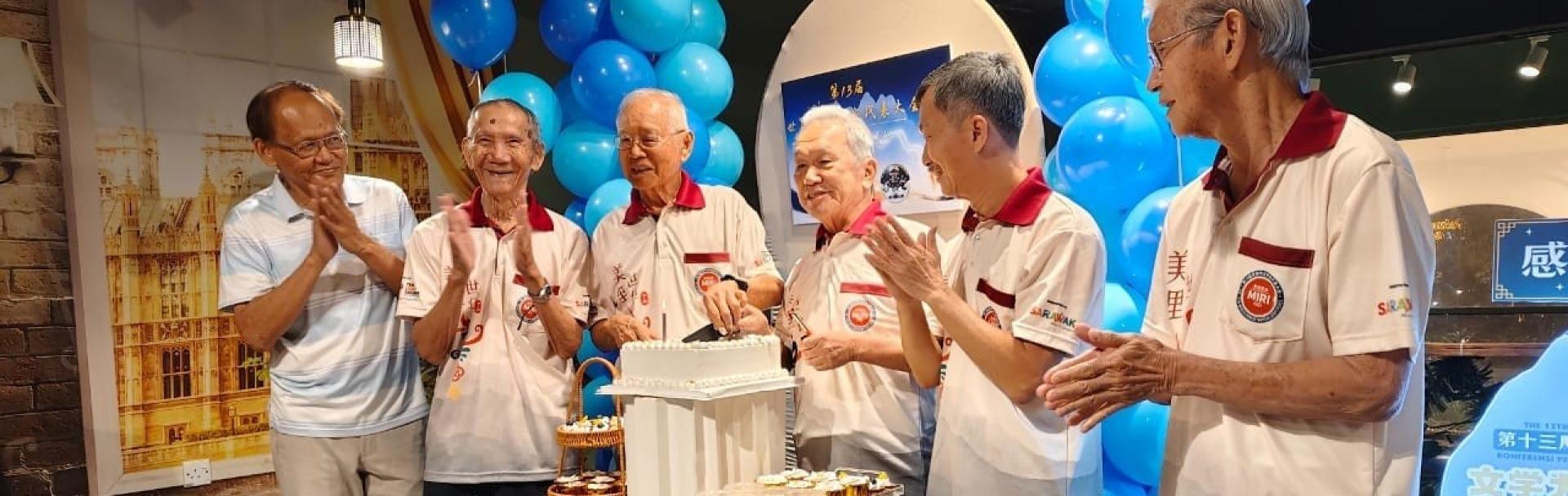 世界华文作家协会总会长孙德安、美里笔会会长许敬平与顾问共切蛋糕