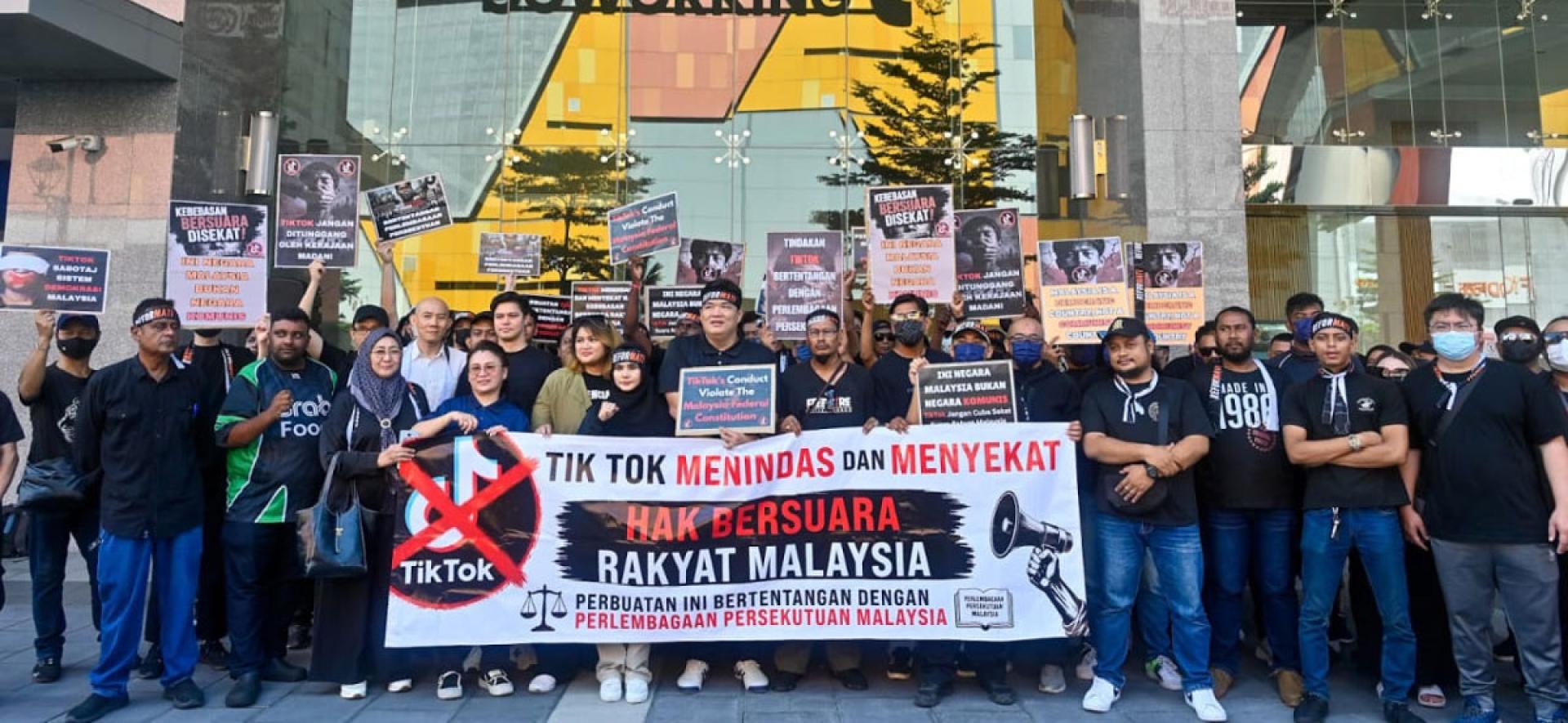 大批黑衣人潮在Tiktok办公地点前举行集会。