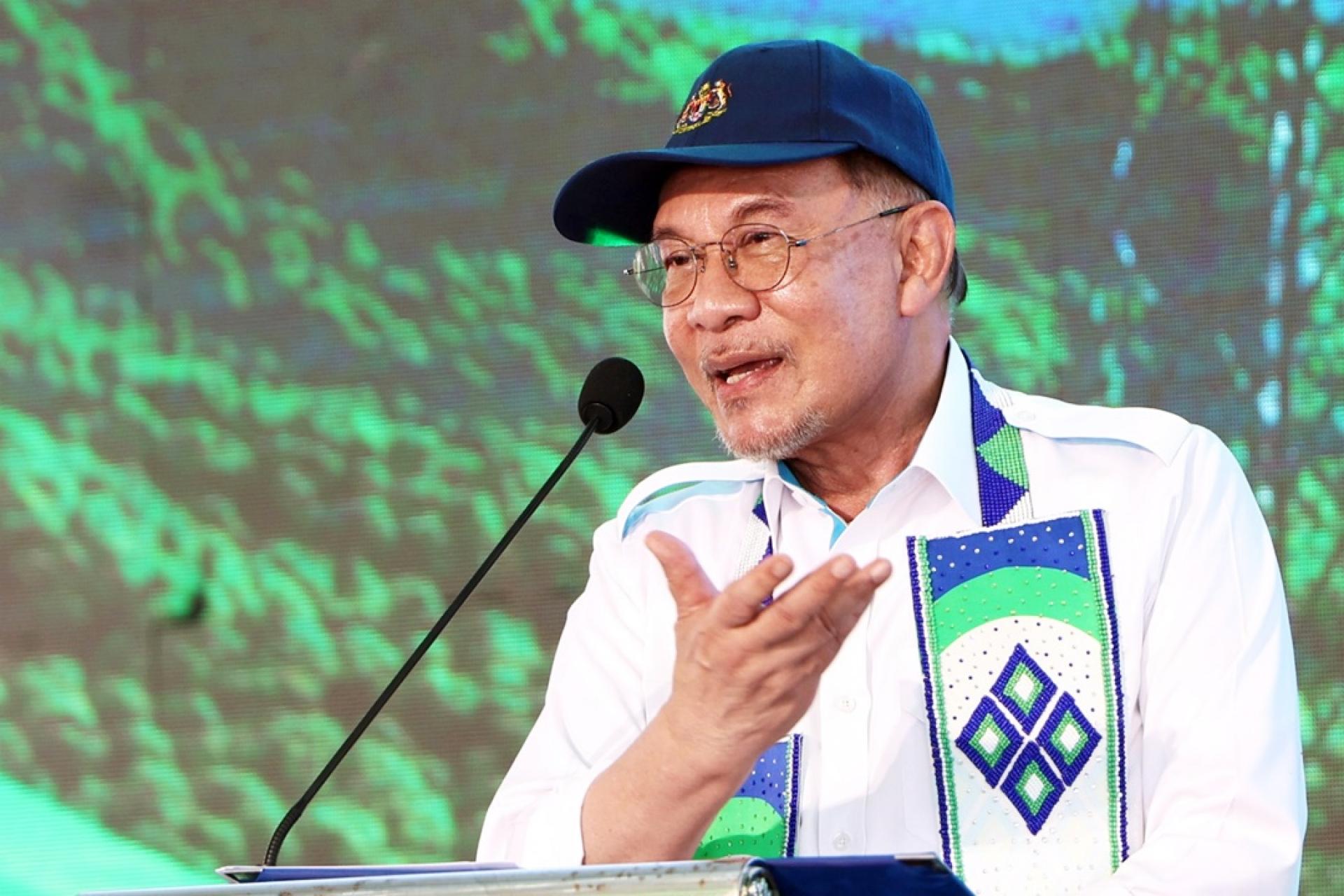 针对国会部分议员质疑对沙巴及砂拉越拨出较高发展拨款一事，首相安华说，政府继续坚定立场，以缩小两州基础设施发展差距。