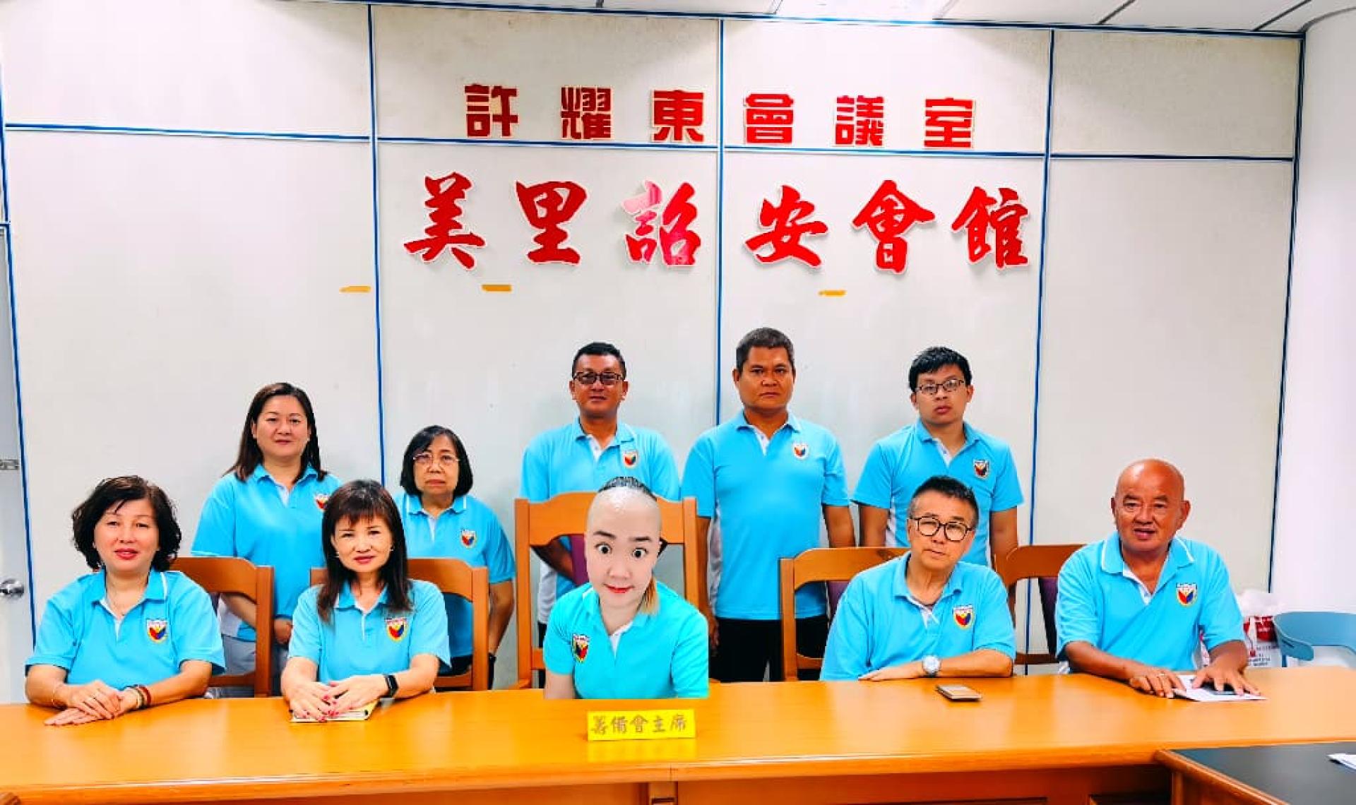 砂沙汶三邦福建金曲歌唱赛筹备会成员合影。中为筹备会主席沈雅诗。