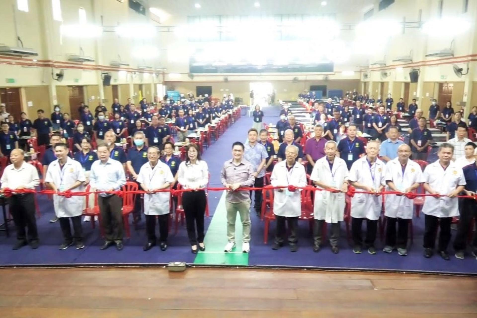 黄家和（右6）周六出席霹雳中医中药联合会庆祝成立100周年纪念大型中医义诊活动。