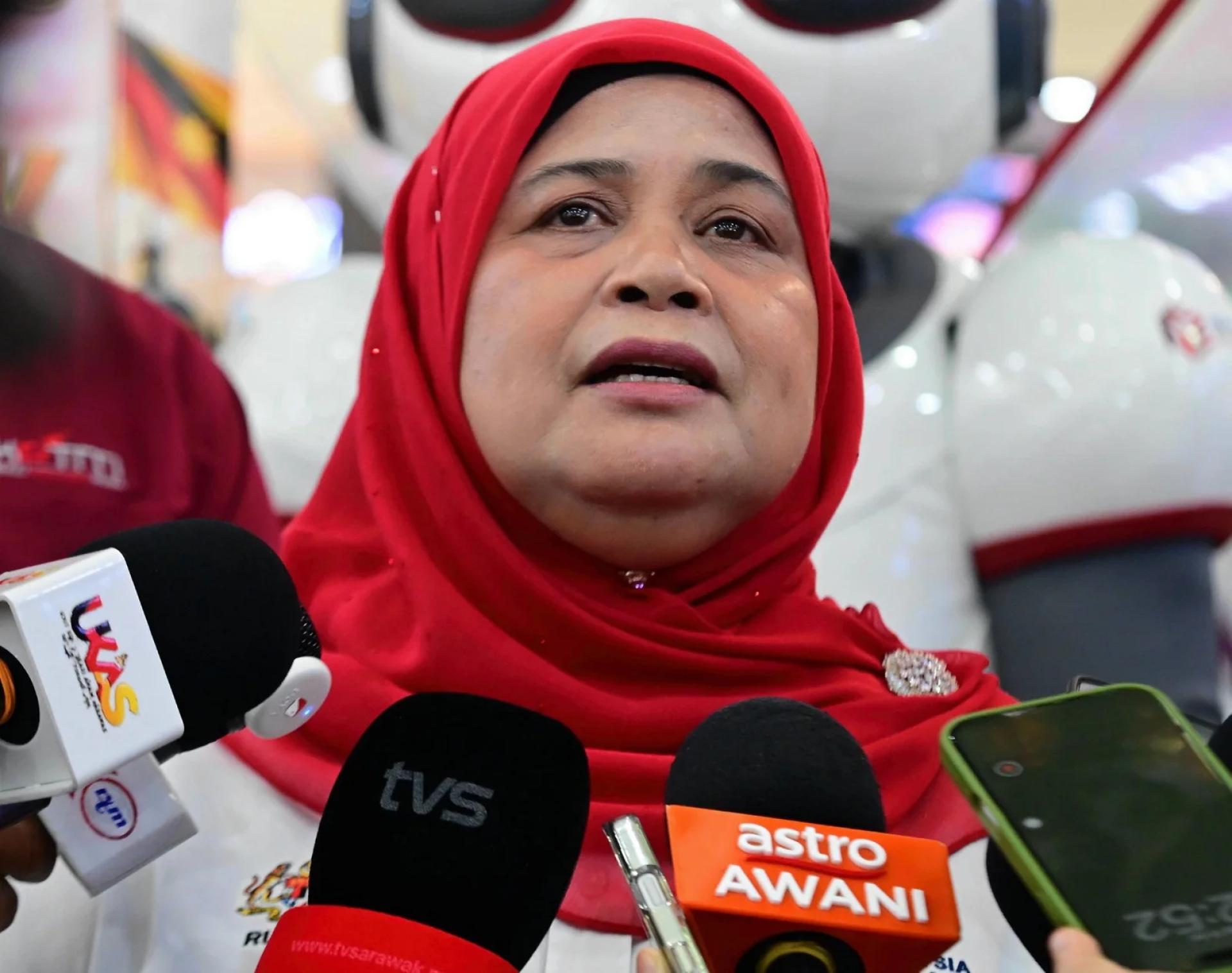 Rubiah bercakap kepada pemberita selepas merasmikan Karnival Jelajah Institusi Pendidikan Tinggi (HITS) Sarawak 2026 di sini, hari ini.
