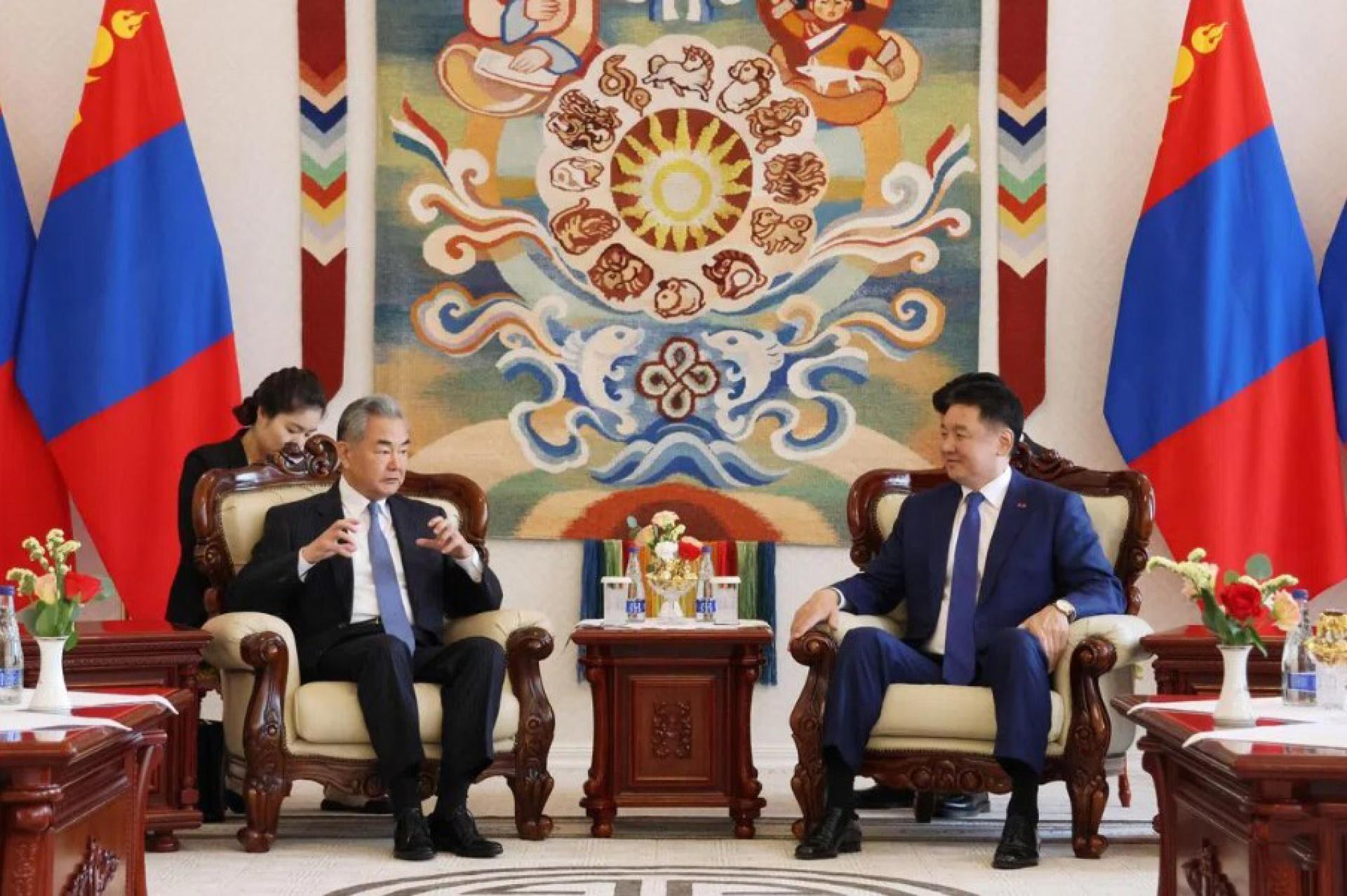 蒙古国总统呼日勒苏赫（右）星期六（6月13日）在乌兰巴托会见甫抵蒙古国的中国外交部长王毅。