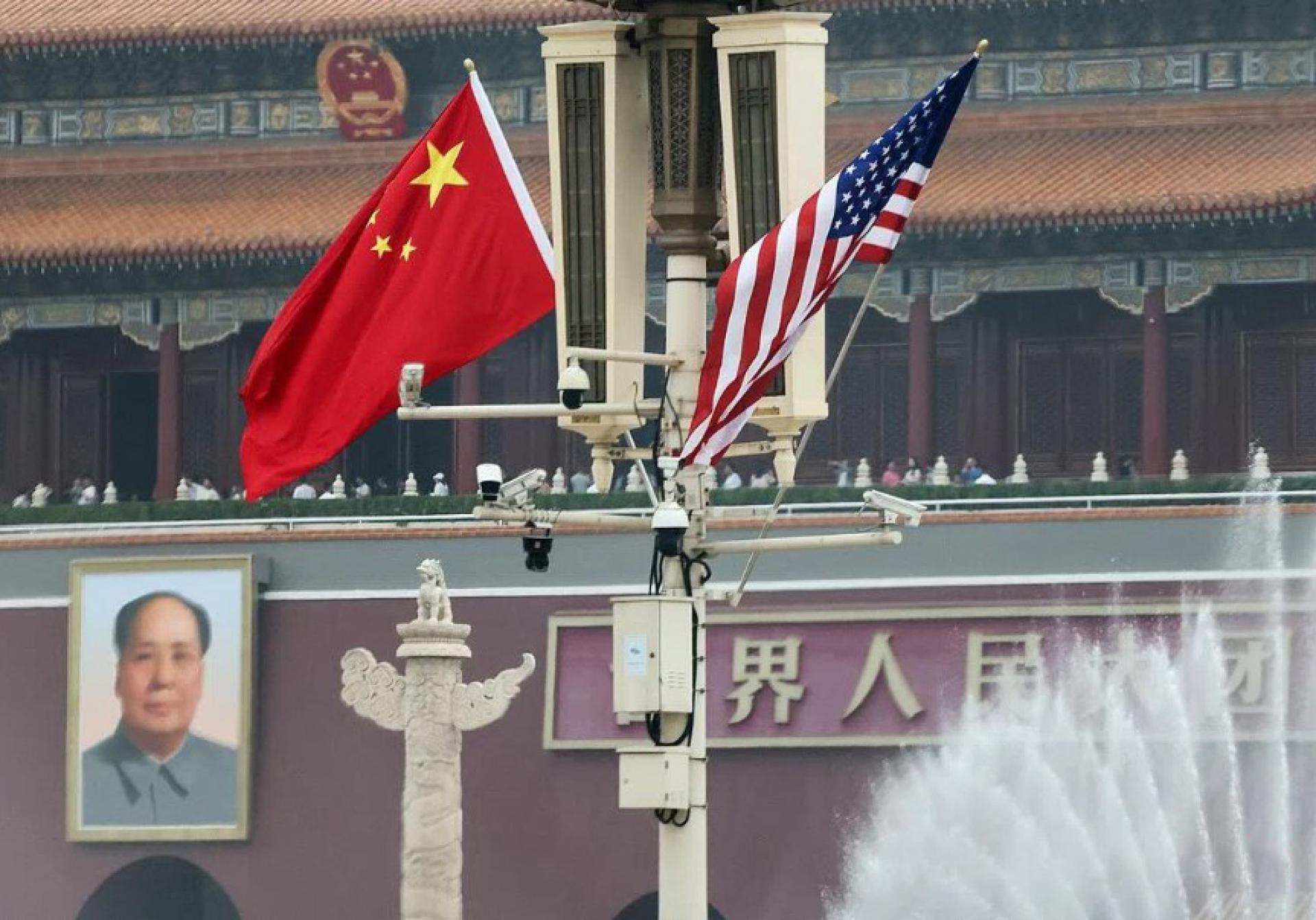 美国总统特朗普5月15日访华期间，中美两国国旗在天安门城楼旁迎风飘扬。