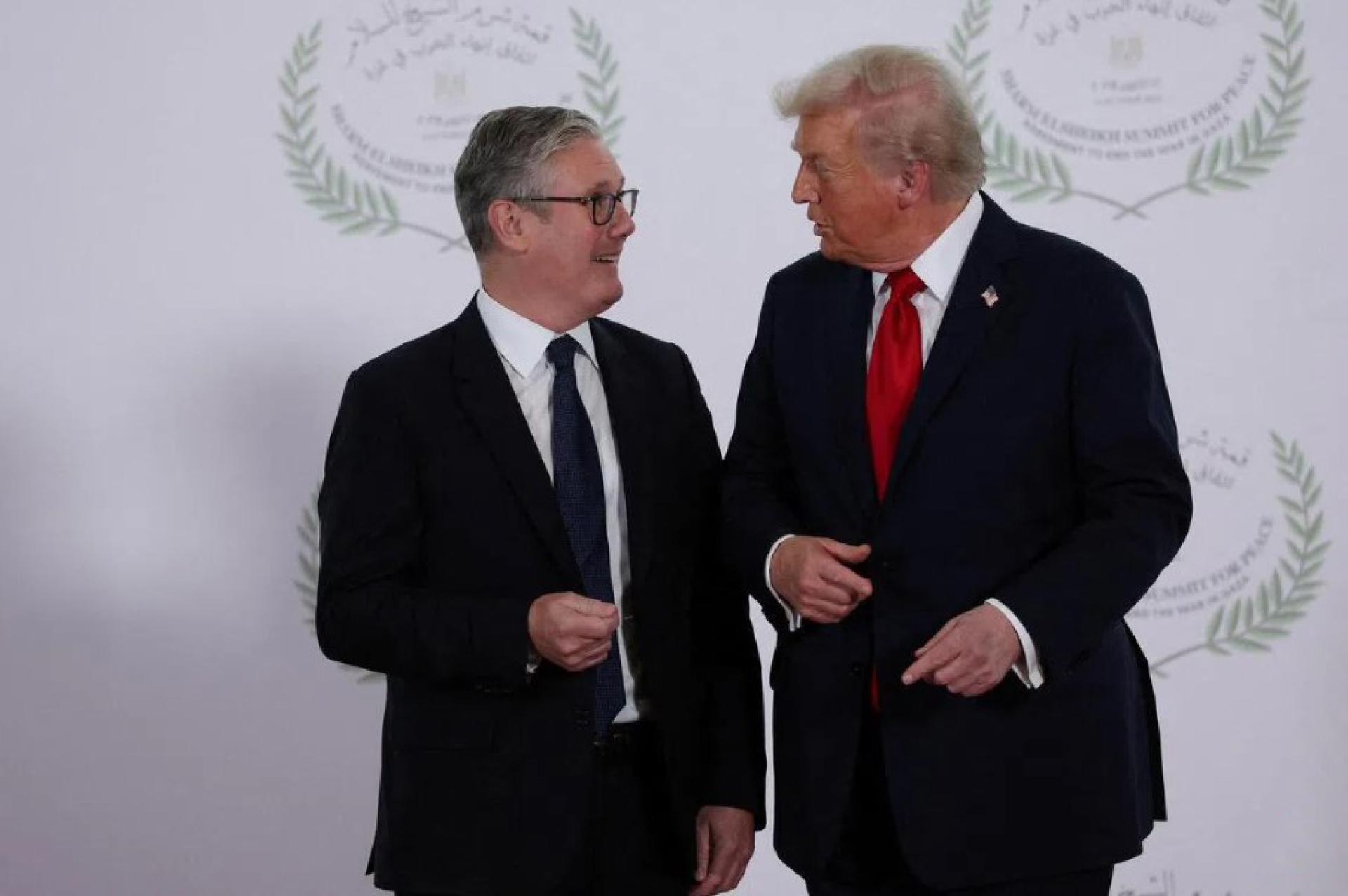英国首相斯塔默（左）与美国总统特朗普（右）通话，称对迄今为止取得的进展表示欢迎。 （档案照片）