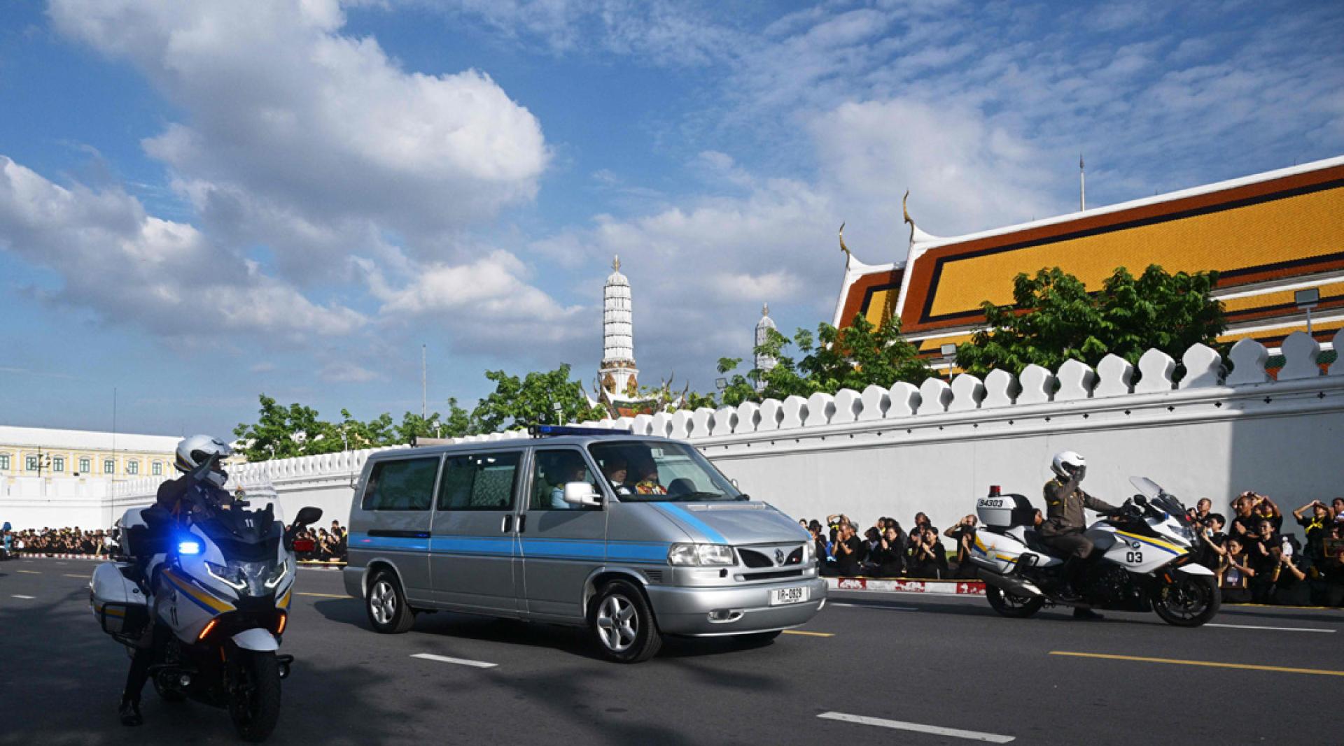 载运泰国长公主遗体的车辆在车队护送下驶向大王宫。