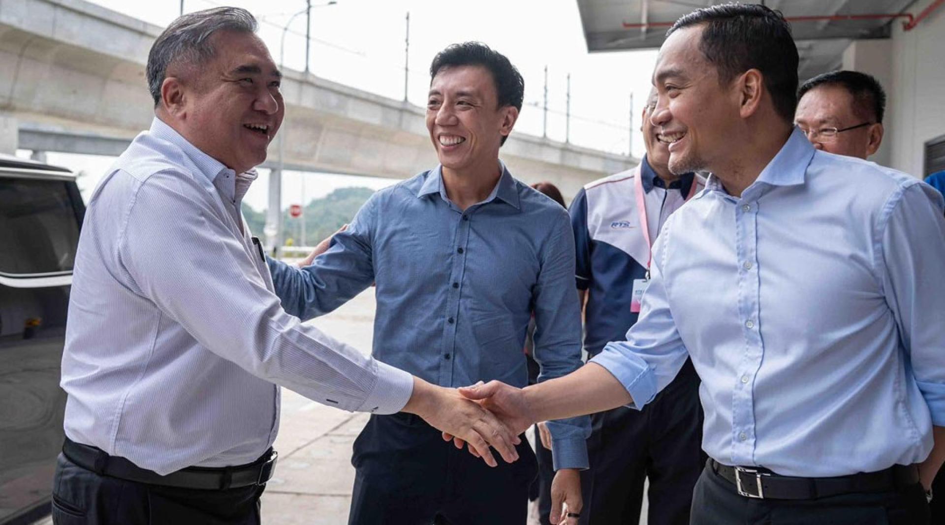 陆兆福（左）表明，邀请翁哈菲兹（右）出席通勤列车启用仪式的邀请函，很快就会发到大臣办公室。
