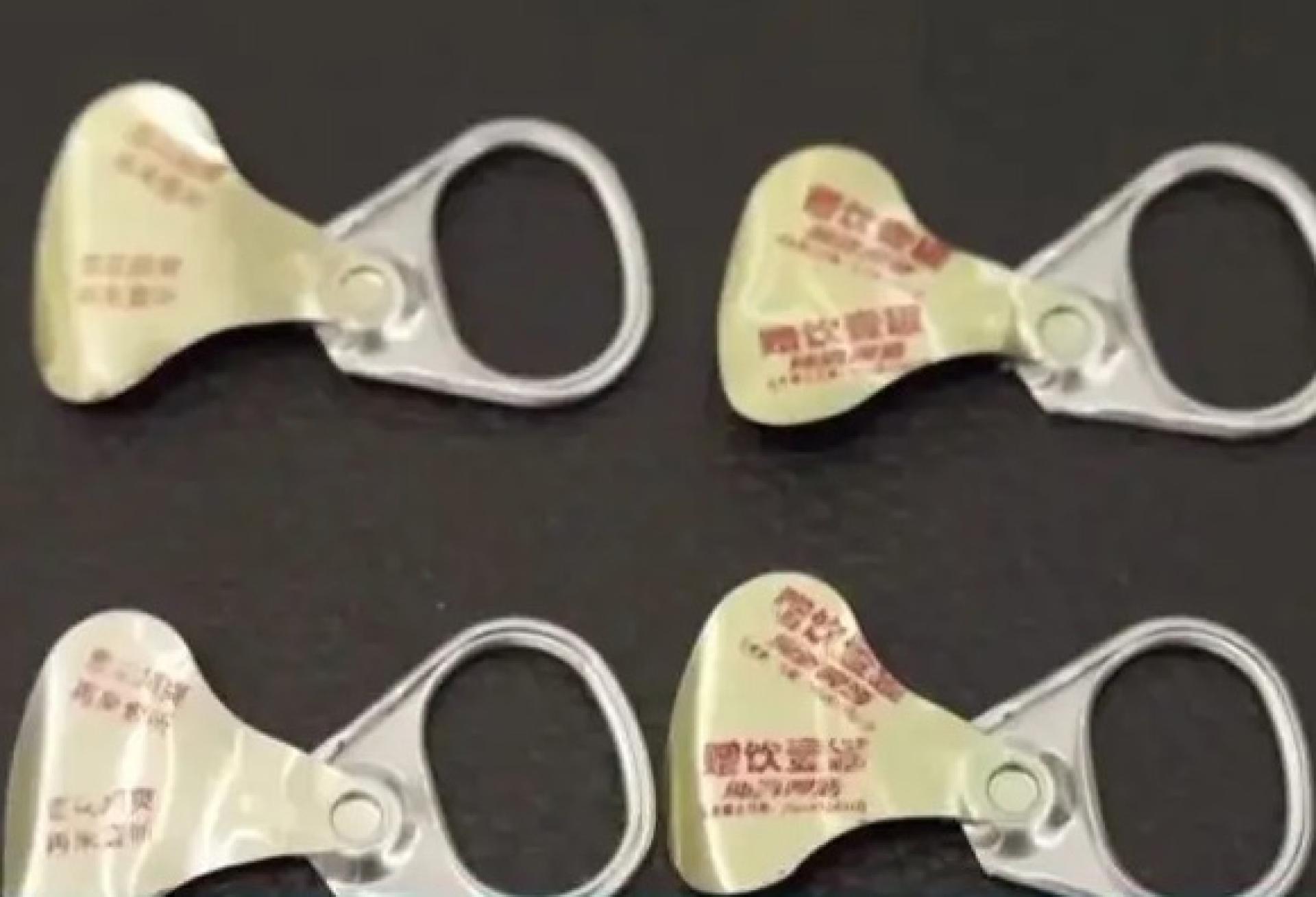 警察搜出伪造的“中奖拉环”。