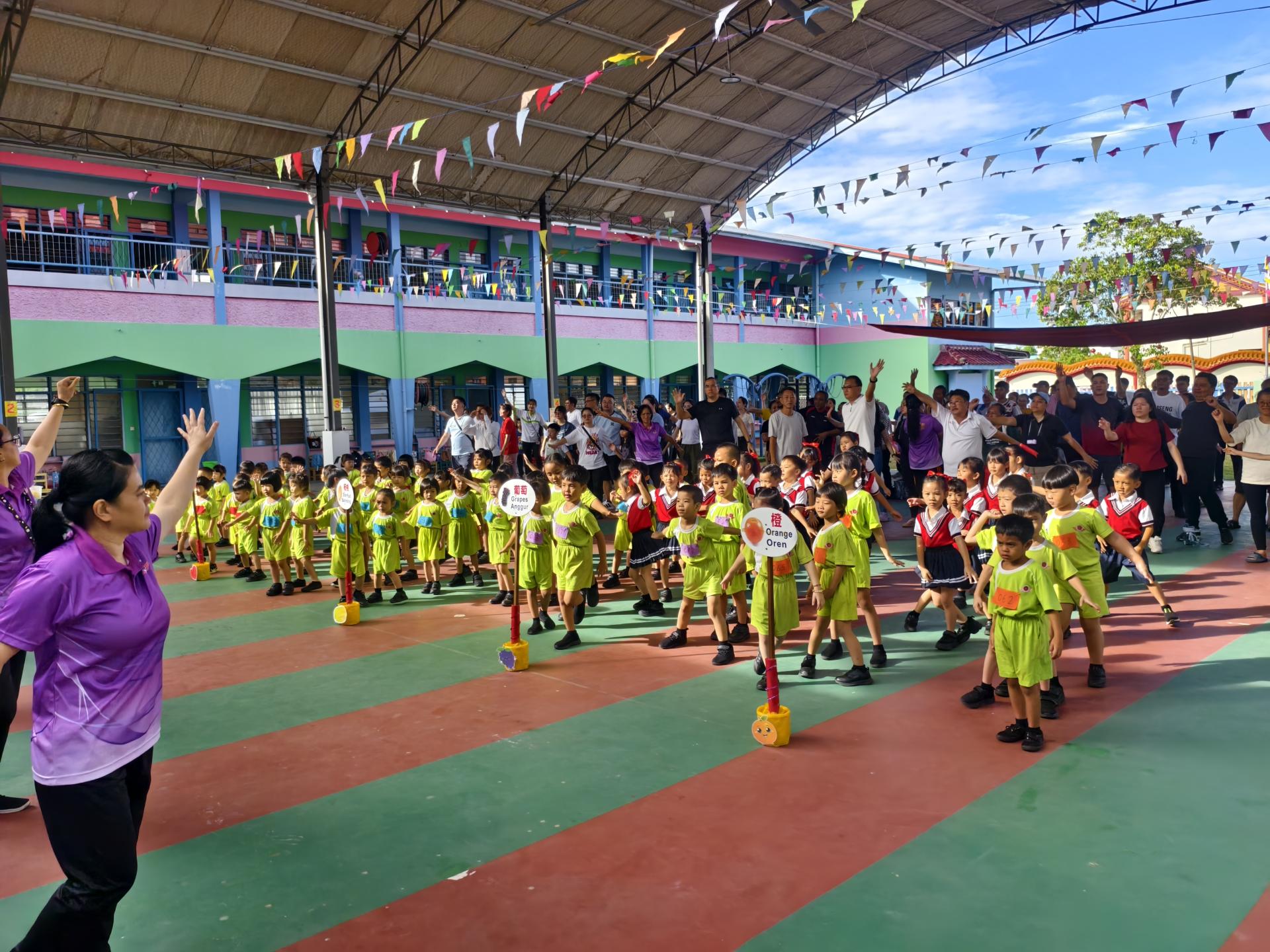珠芭幼稚园第30届迷你趣味运动会举行，全体师生、家长及嘉  宾齐聚一堂，一起做运动。