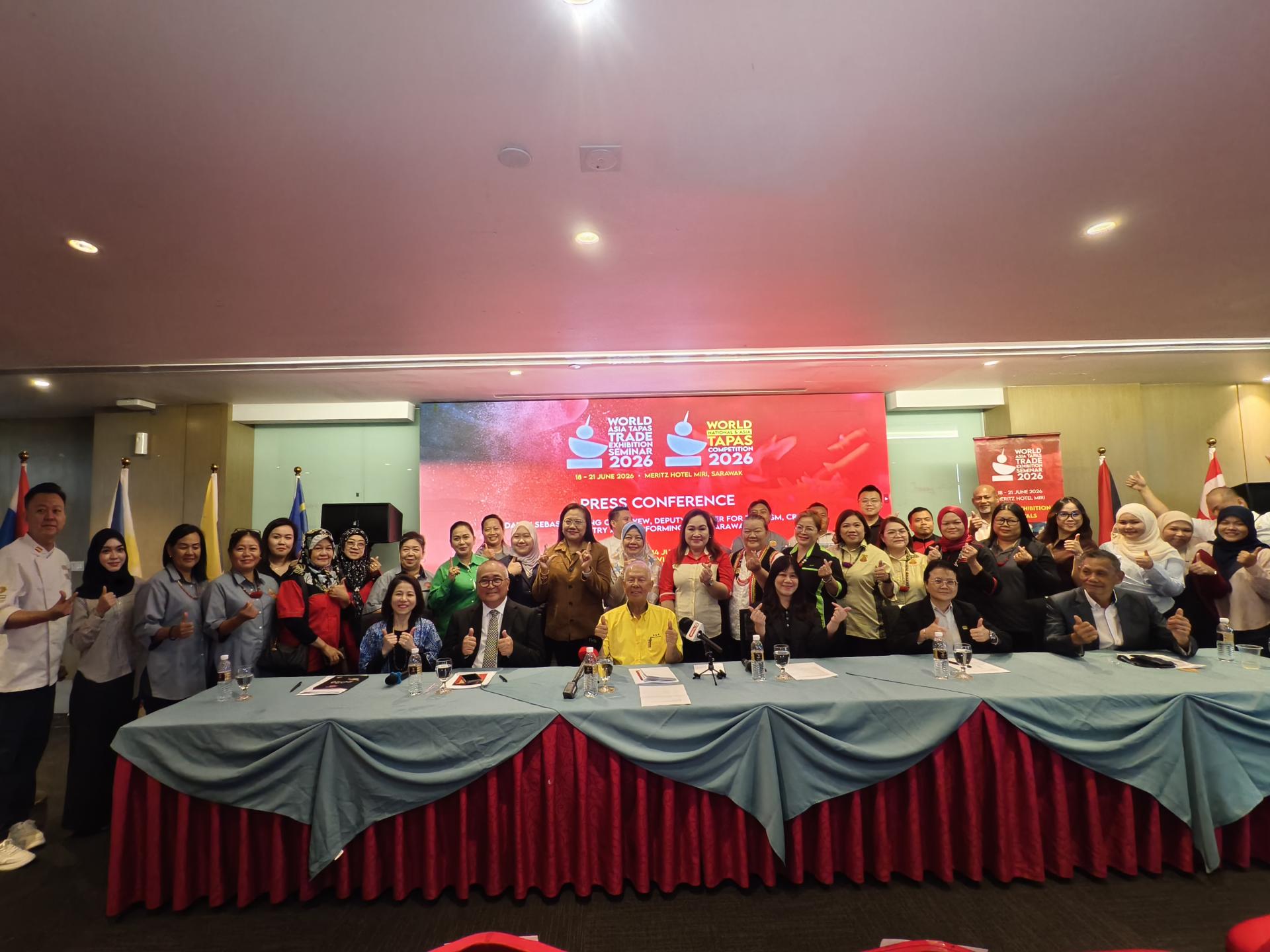 陈超耀（前排左3）在世界亚洲小吃贸易展新闻发布会上，与嘉宾及主办单位代表合影。 左起为砂旅游、创意产业及表演艺术部首席助理秘书蔡静芬博士，美里市长俞小珊。