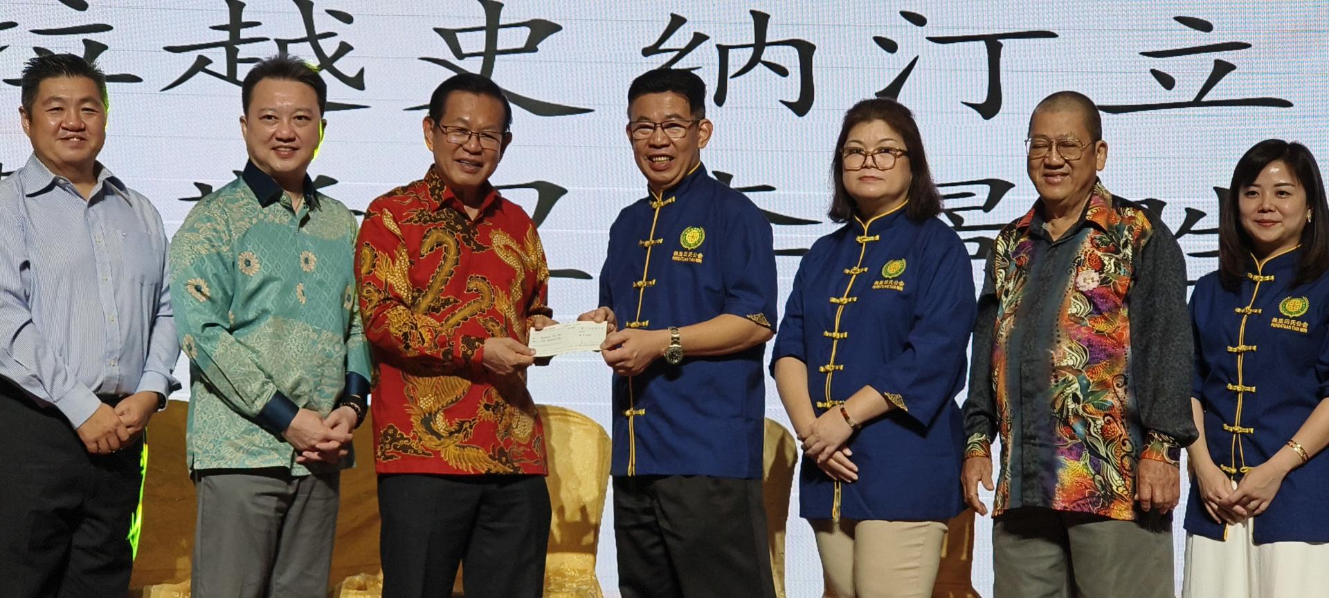 主宾砂拉越交通部长拿督斯里李景胜（左3）移交捐款支票予筹备会主席田永贤。
