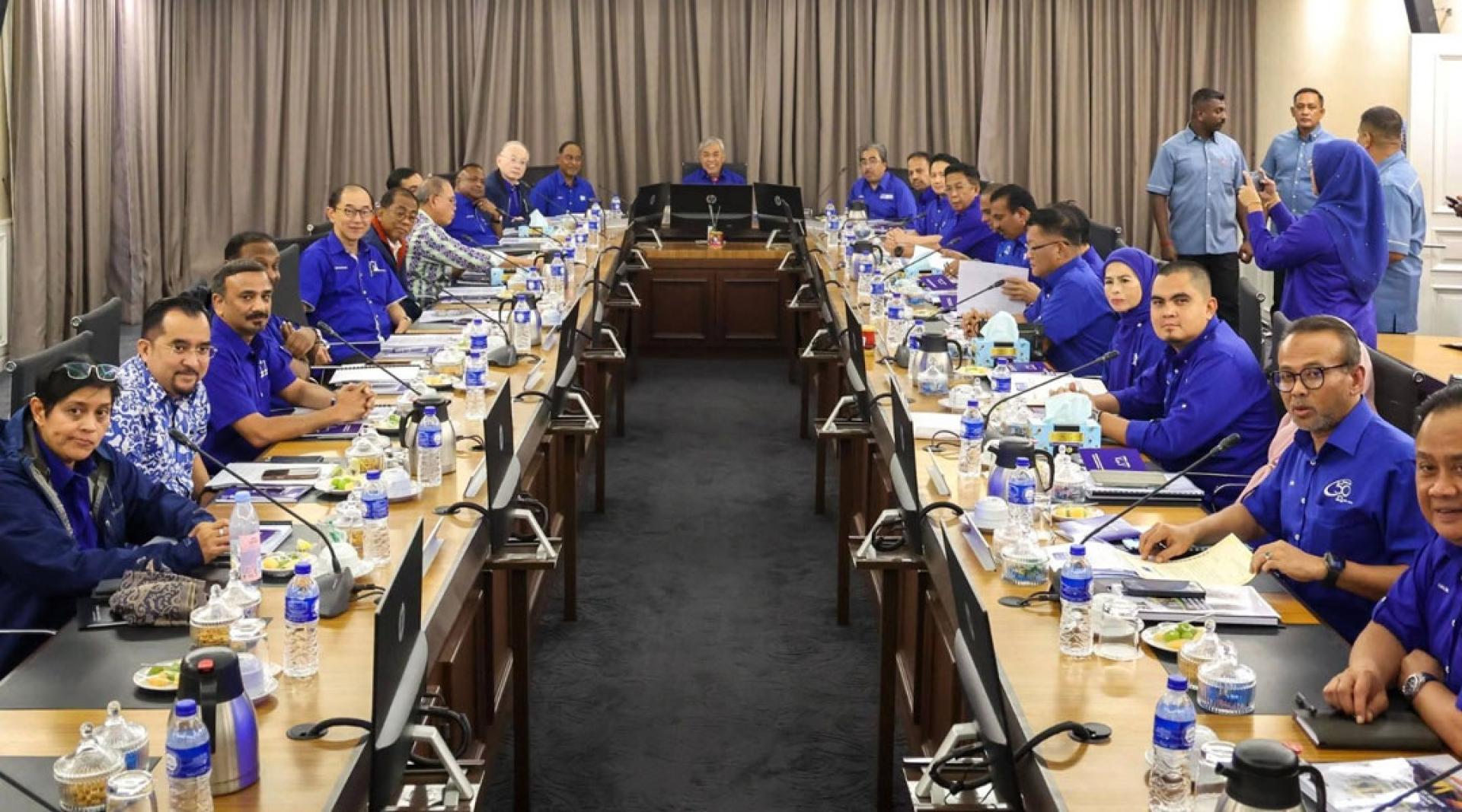 众多国阵领袖出席在新山举行的国阵最高理事会会议，后排左起为魏家祥、赞比里、阿末扎希和佐哈里。