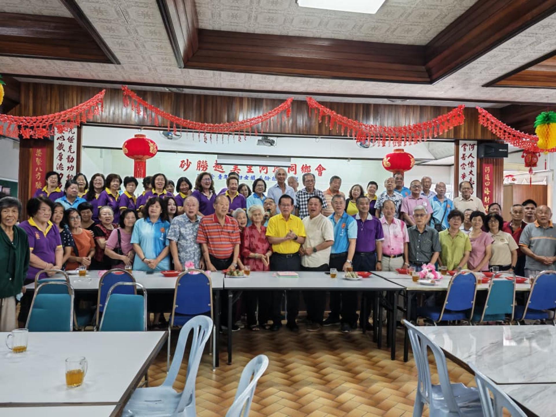 美里河婆同乡会六月份乐龄庆生会暨庆祝双亲节及端午节，会员与嘉宾齐聚一堂共切蛋糕。图中为砂交通部长拿督斯里李景胜。