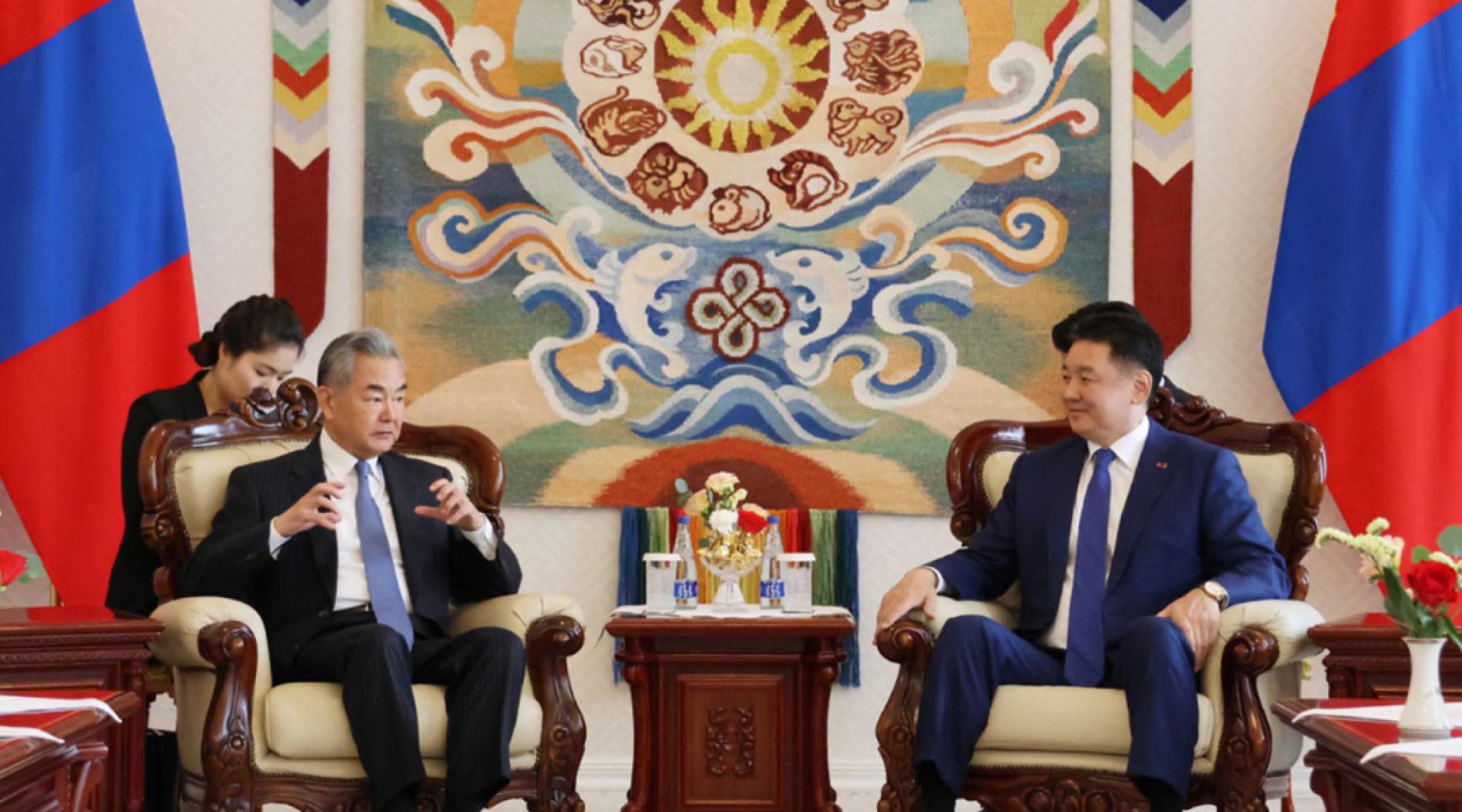 呼日勒苏赫（右）与王毅会谈。