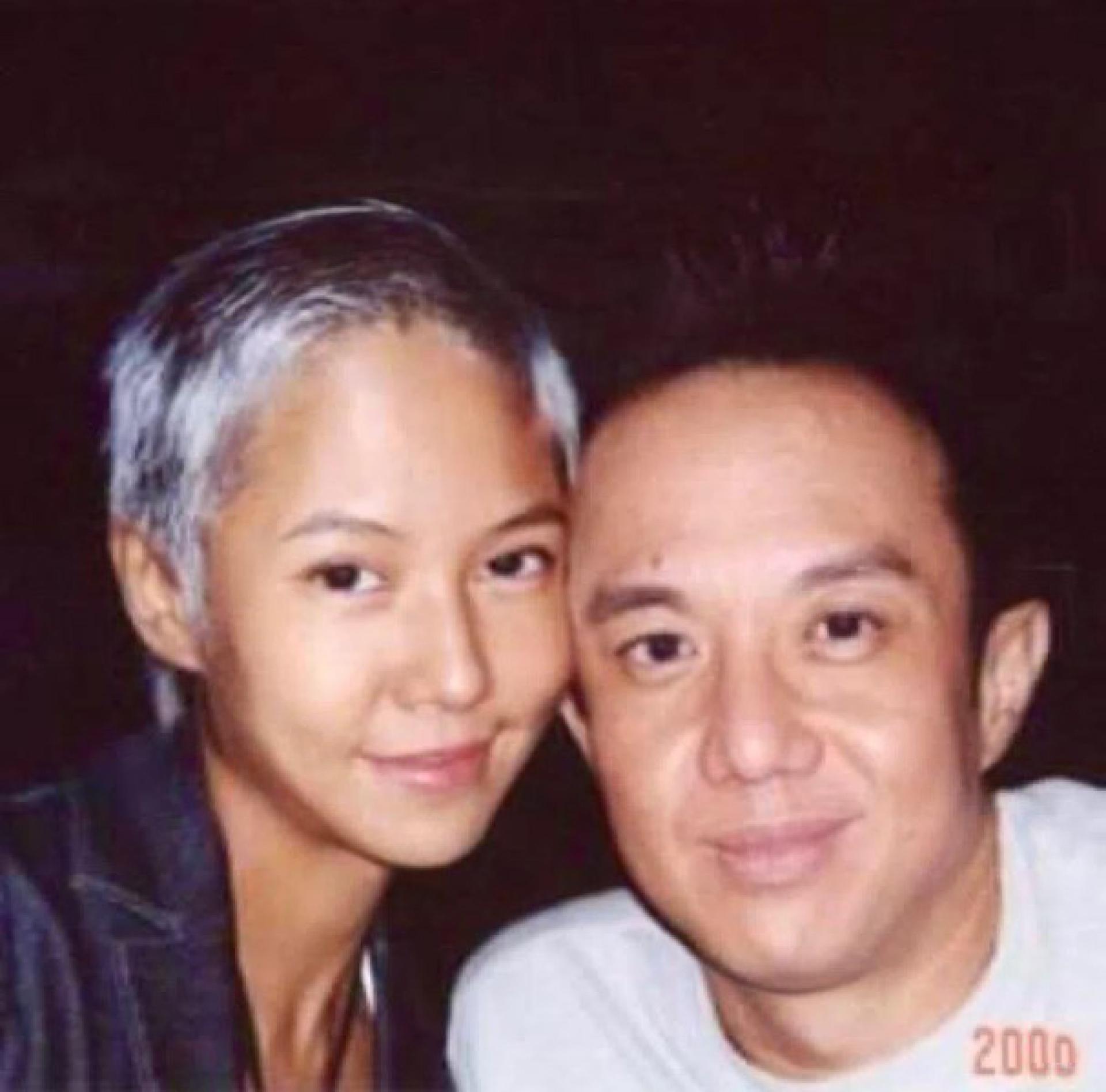 黄大炜（右）和交往超过20年的女友Vicky，两人曾在Instagram分享2003年的旧照。