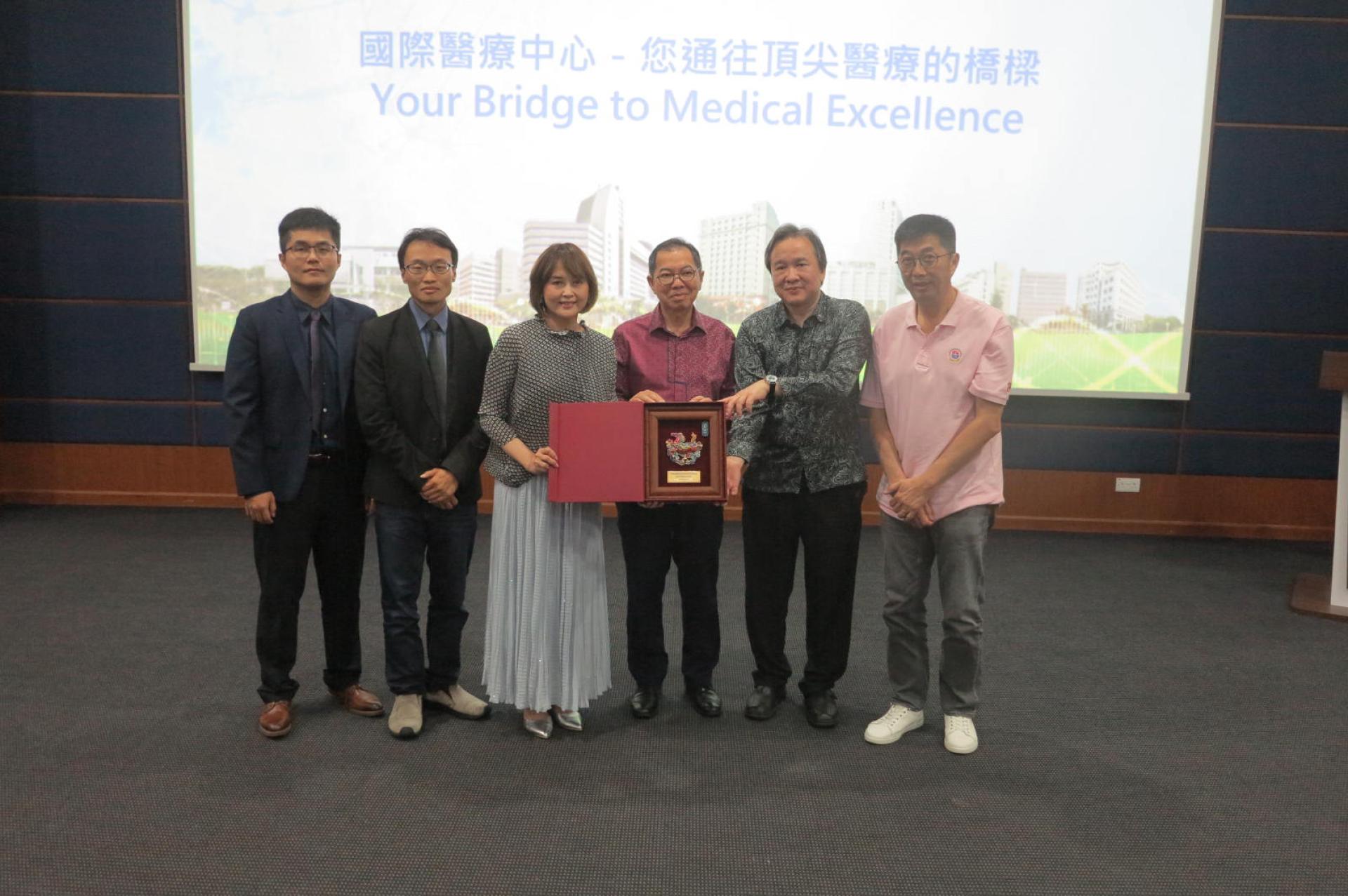 汶莱台湾会会长吴家鑫 赠送纪念品予中医大附医团长周艾齐