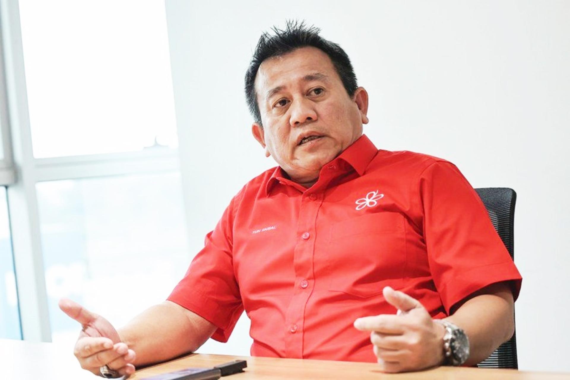 顿费沙批评伊党“擅自做主”，在委任国会反对党领袖与允许政党使用国盟标志的做法，都是单方面决定。