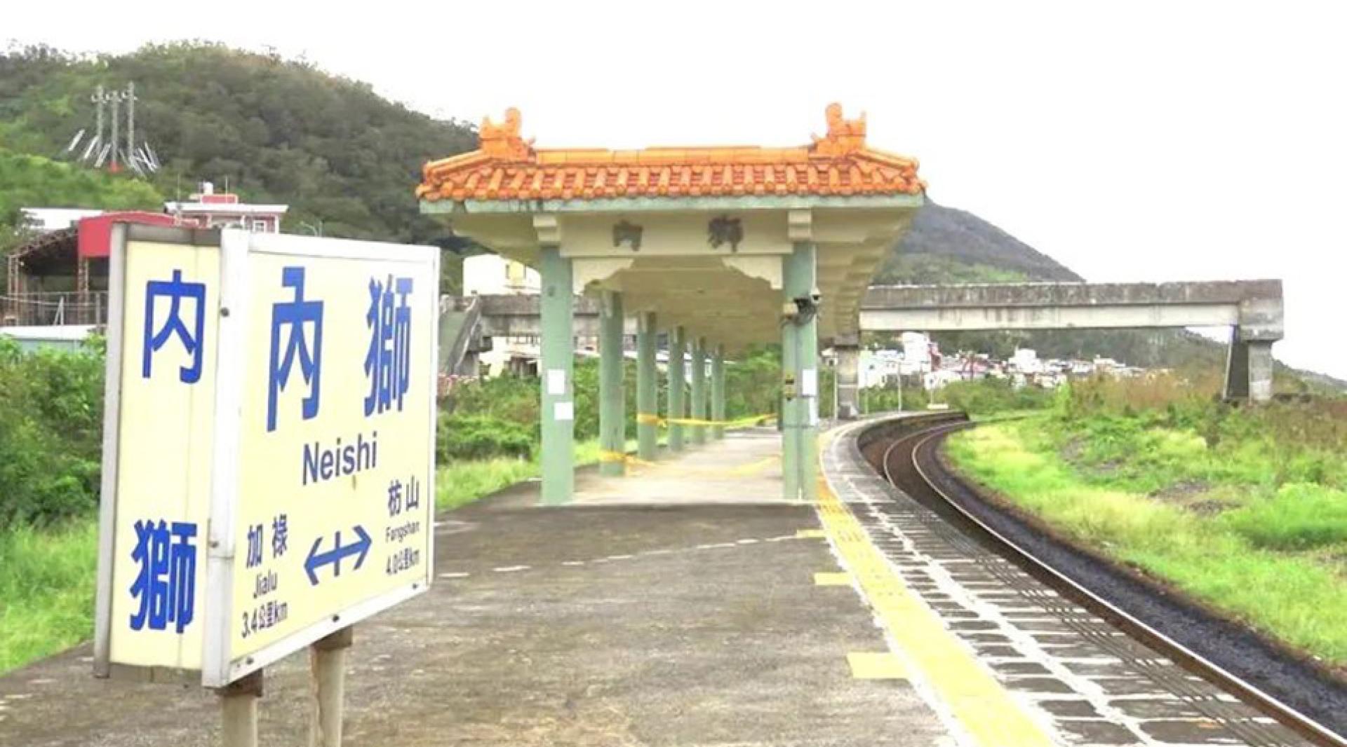内狮站车站周边一片荒芜，铁道迷形容宛如座被人遗弃的荒凉小车站。
