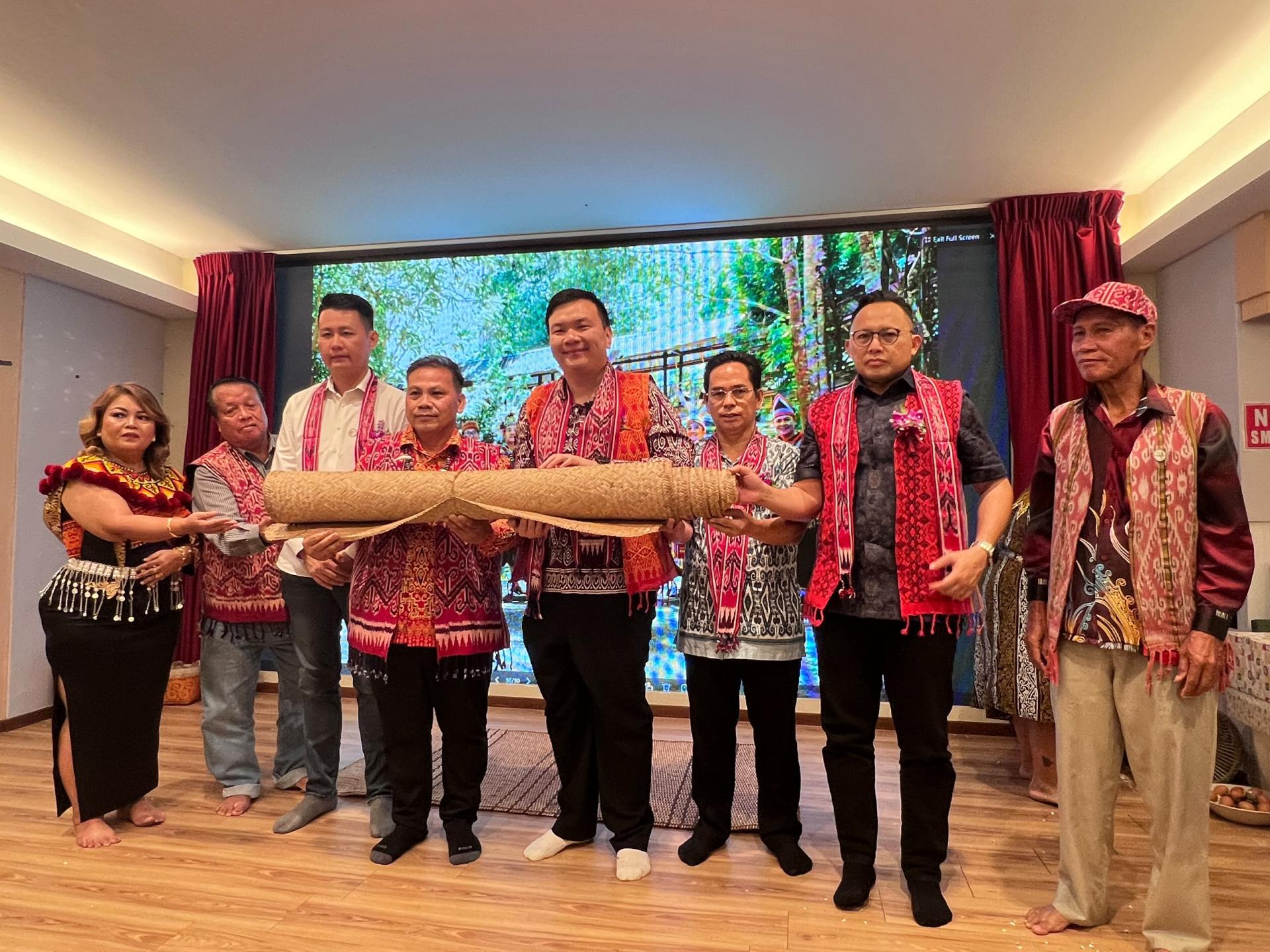 嘉宾们进行达雅节庆卷席仪式后合影。左3起为砂民主行动党秘书林思健、公正党史纳汀二区部主席兼大会筹委会主席梁亚龙，以及马来西亚旅游、艺术及文化部副部长兼美里区国会议员赵俊文等。