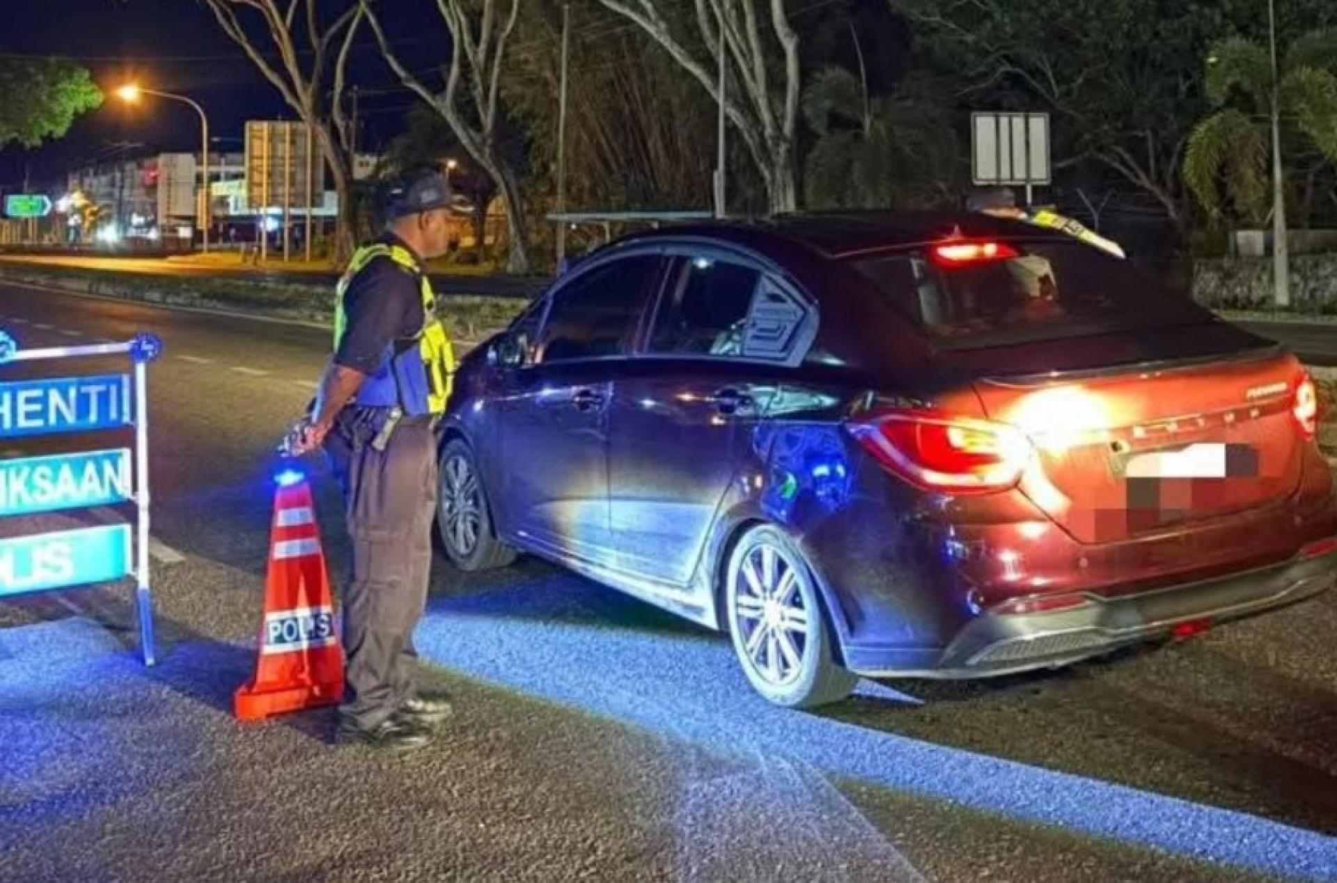 美里交警在“醉驾行动”中检查车辆。