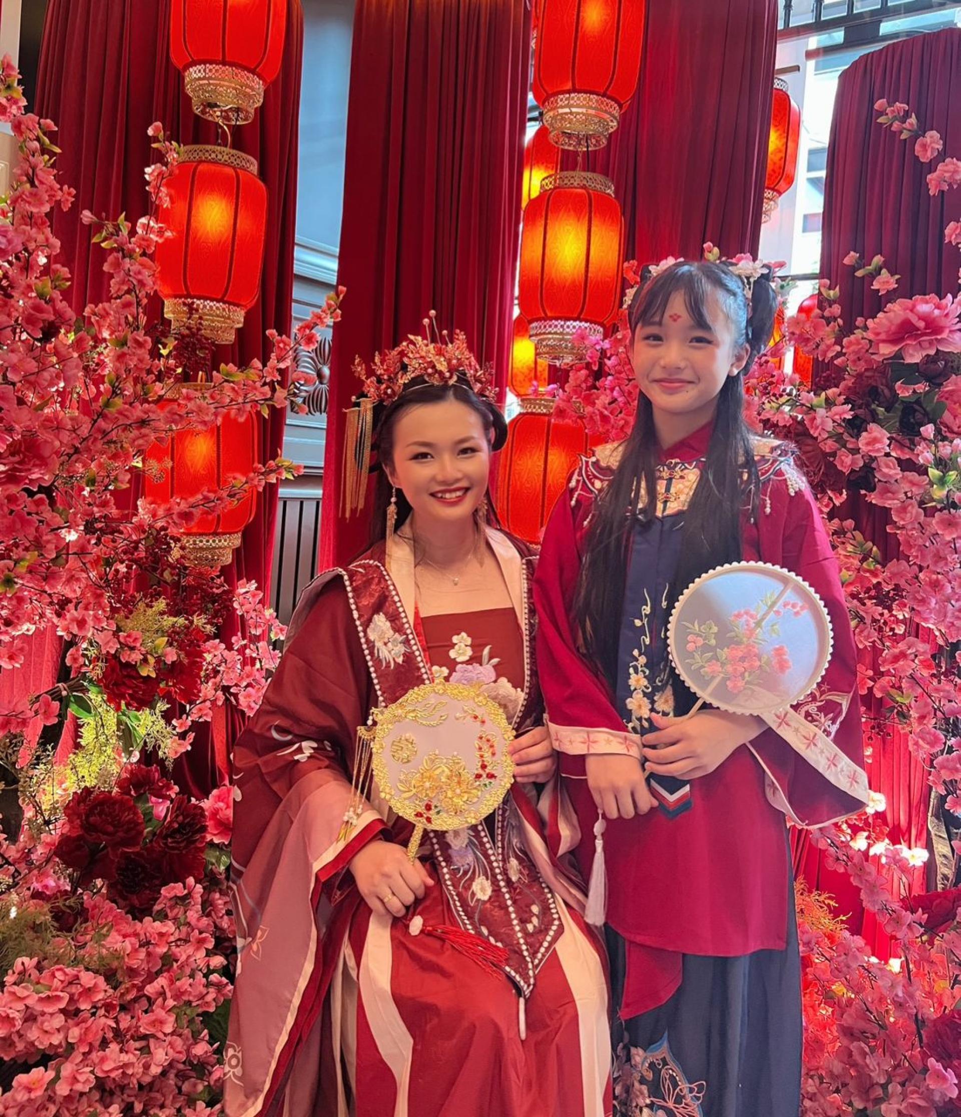 华小教师张鸿玮（左）放心把孩子林诗芊（右）交给培民中学。