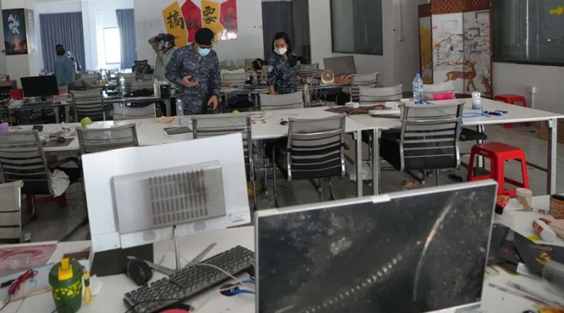 2026年4月7日，泰国士兵在柬埔寨奥斯马赫的诈骗窝点调查取证。