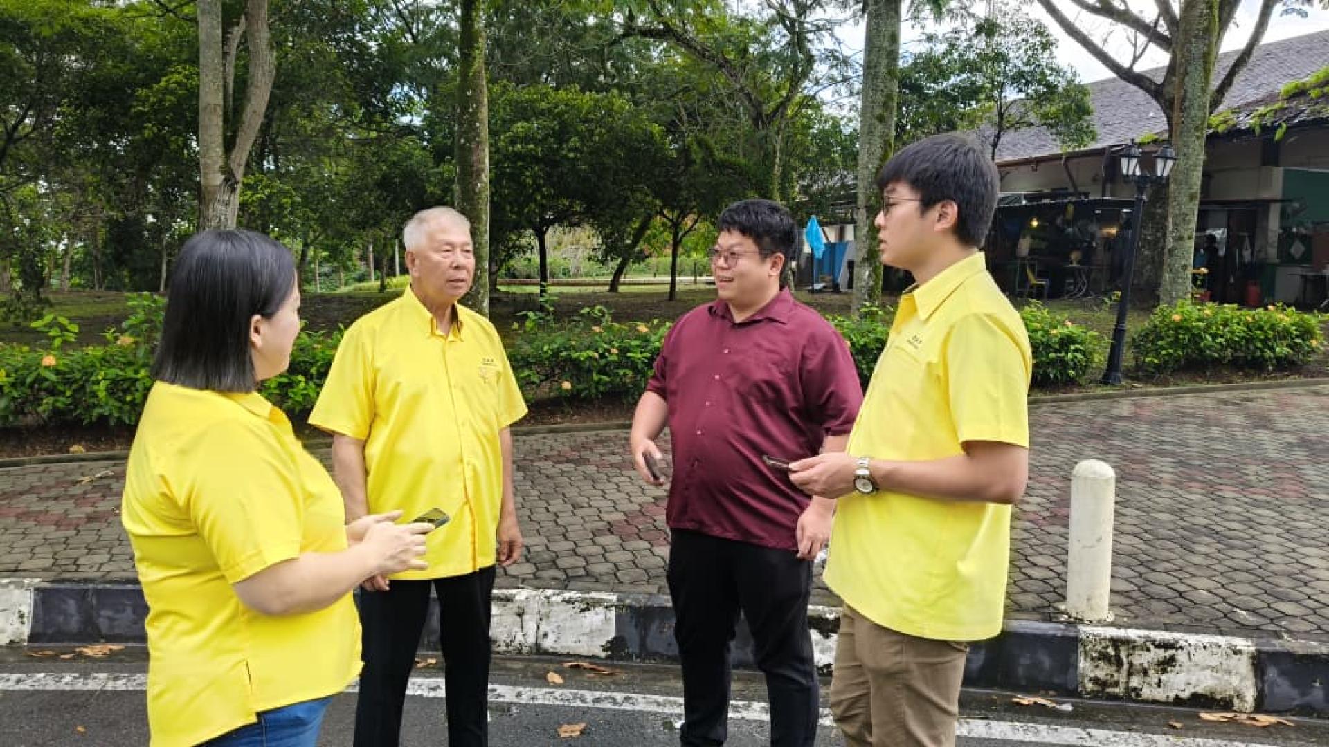 砂旅游部副部长拿督陈超耀（左2）与服务团队及美里市政局工程部官员巡视美里公共公园，并了解LED照明灯提升工程细节。