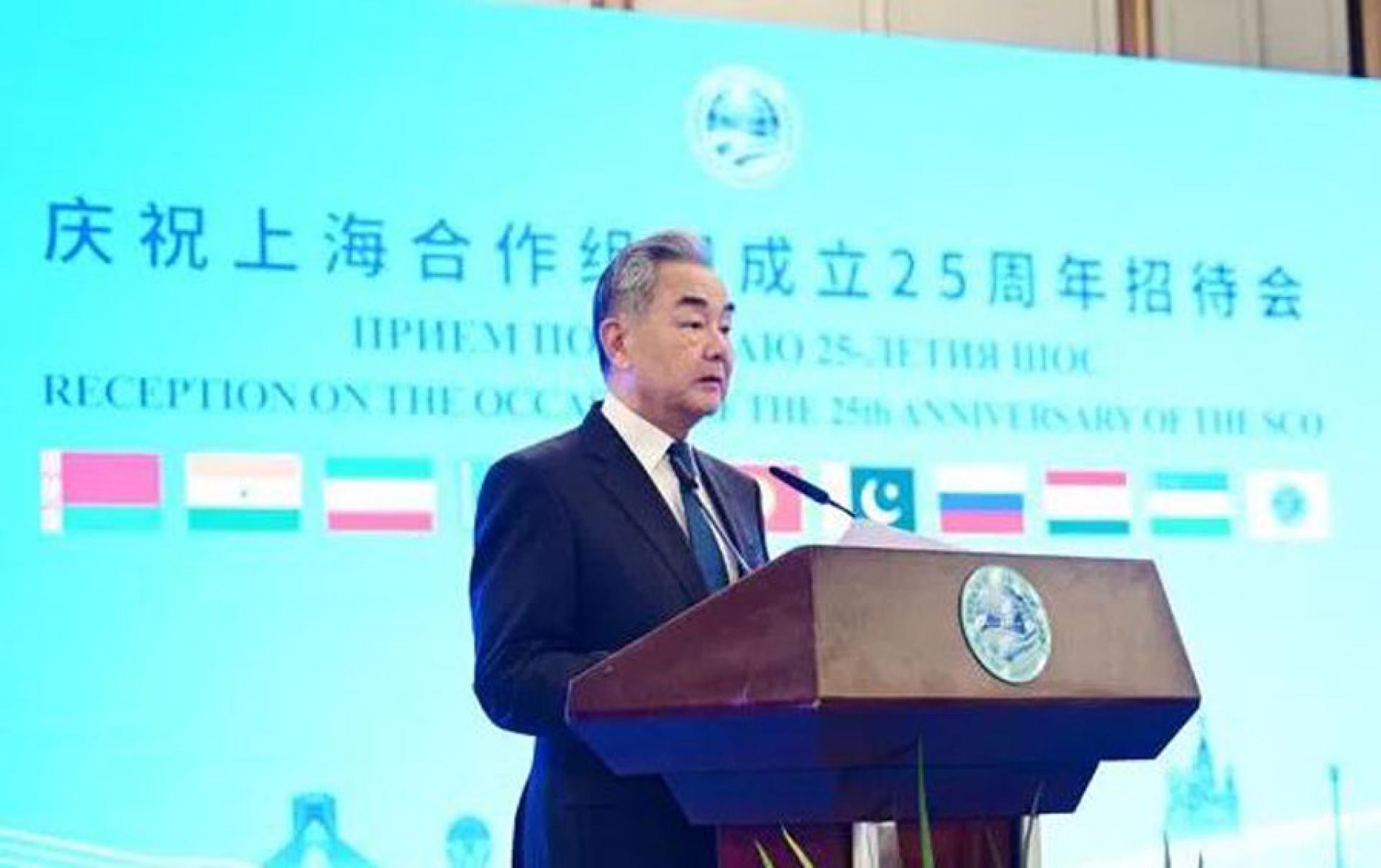 王毅出席庆祝上海合作组织成立25周年招待会时，呼吁推动中东和平稳定。