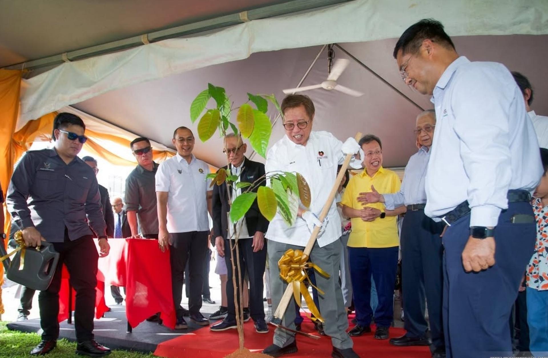 总理阿邦佐哈里主持植树仪式。