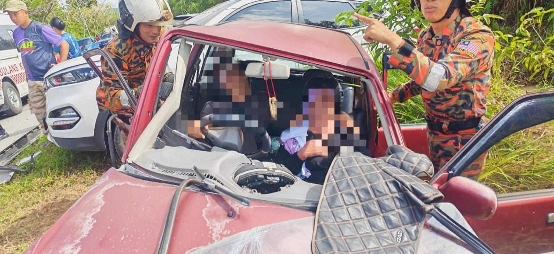 消拯人员准备将受困车内的两名男子移出。