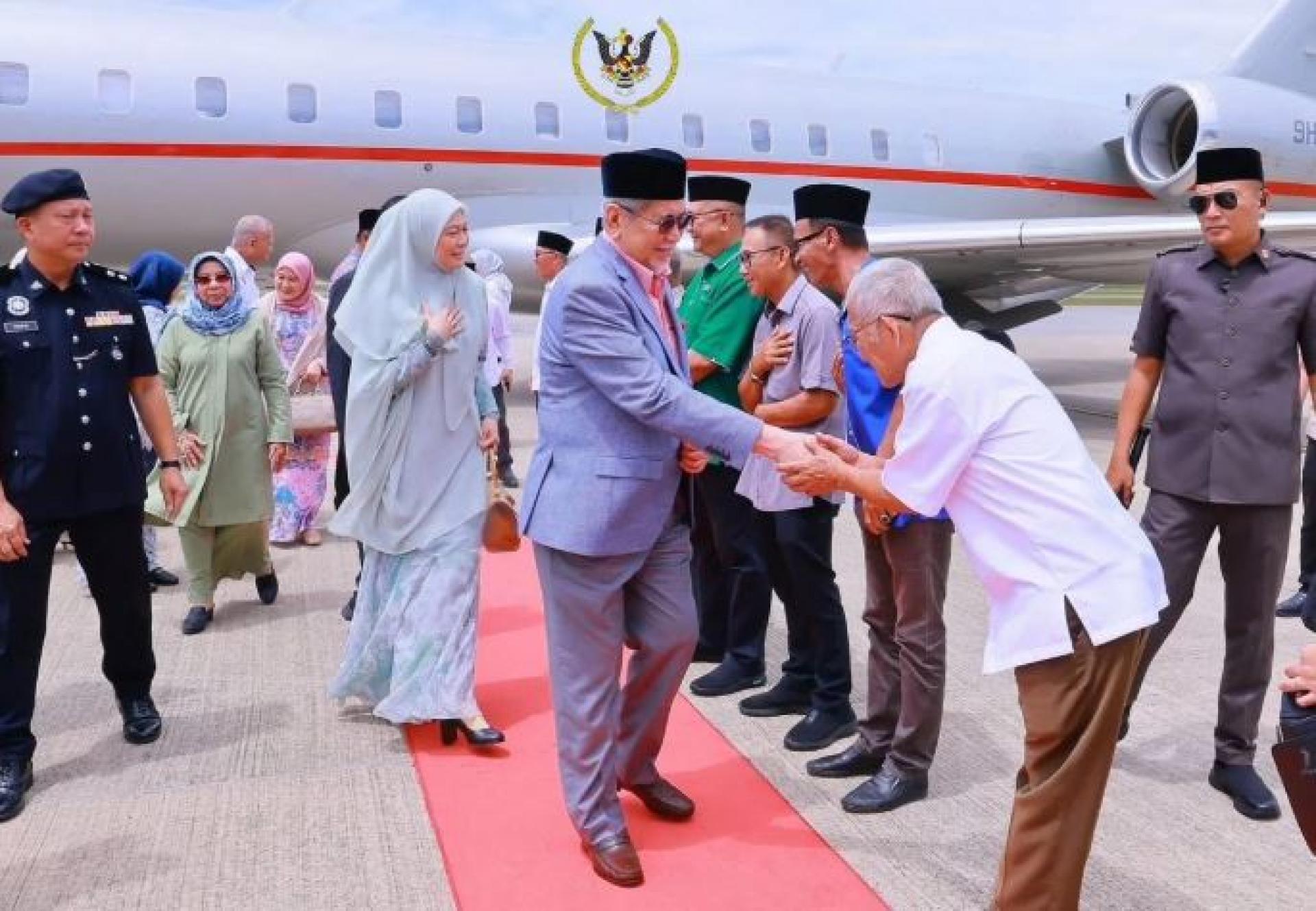 Tun Wan Junaidi serta isteri tiba di Lapangan Terbang Miri bagi menghadiri Majlis Bacaan Akhir Tahun 1447H dan Awal Tahun 1448H yang akan berlangsung di Masjid At-Taqwa FOTO: ASTANA SARAWAK