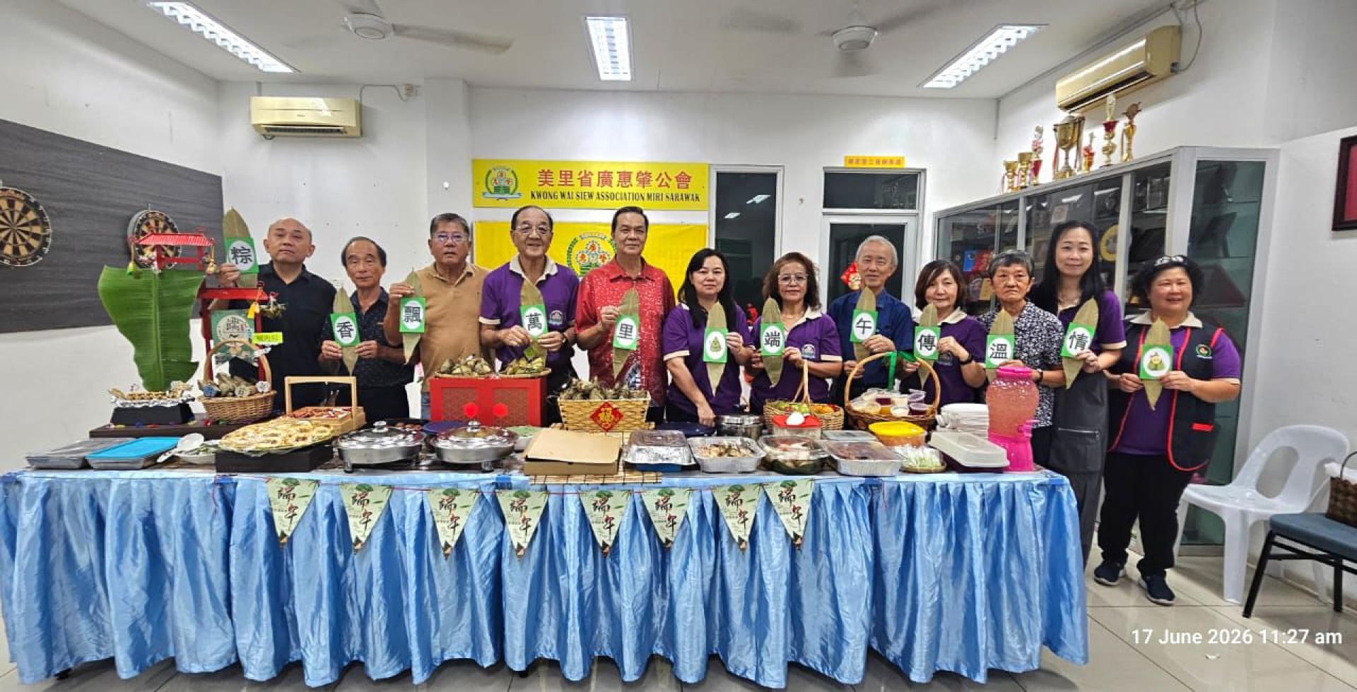 广惠肇公会妇女组端午节聚餐开幕仪式嘉宾大合照。左3起为评仪员梁绍鈞，会长黄运祥，本曼查冯兆明，筹备会主席陈美娥，妇女组主任陈彩虹，及名誉会长宋志富。