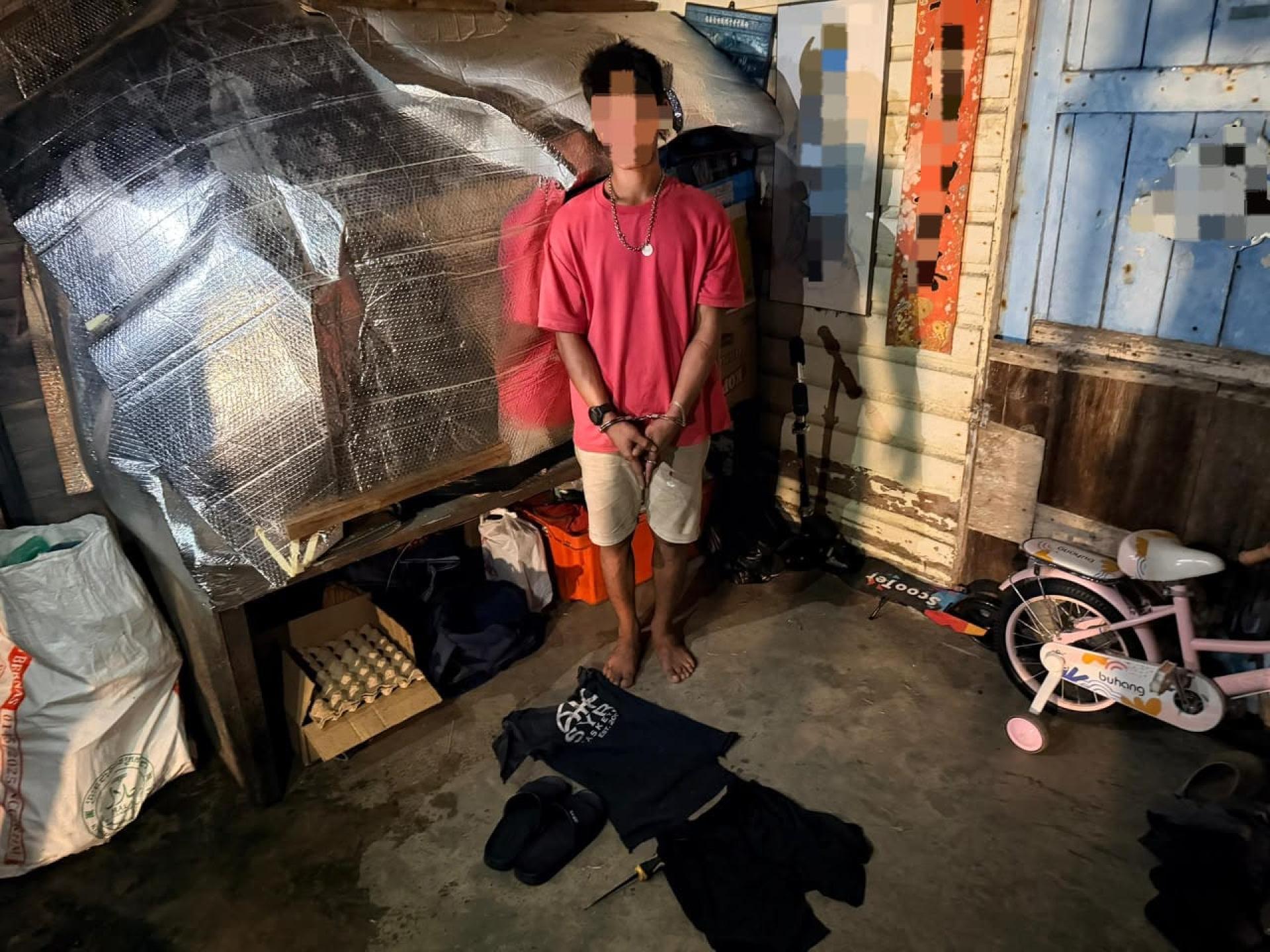 嫌犯被捕后，警方展示其犯案时所穿的衣物及相关物品。
