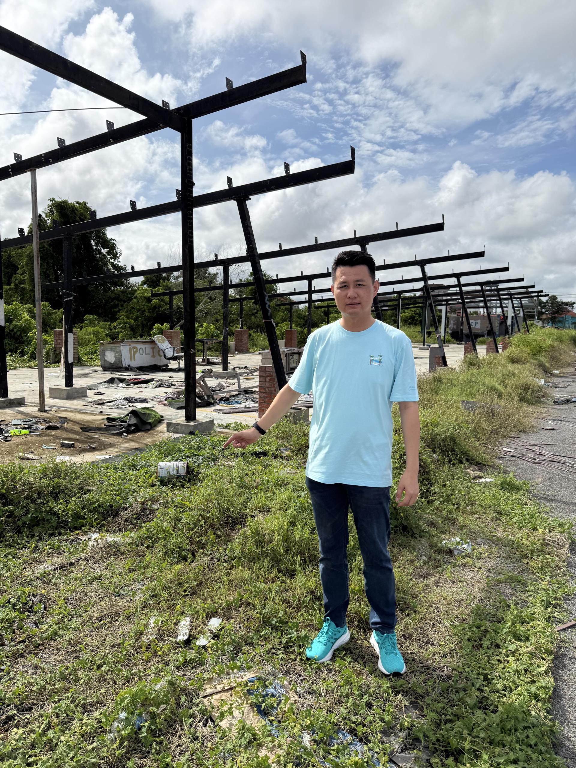 砂行动党秘书林思健再度到场勘察，发现当局连最起码和基本的清理工作都没有进行，导致现场环境恶劣，野草丛生。